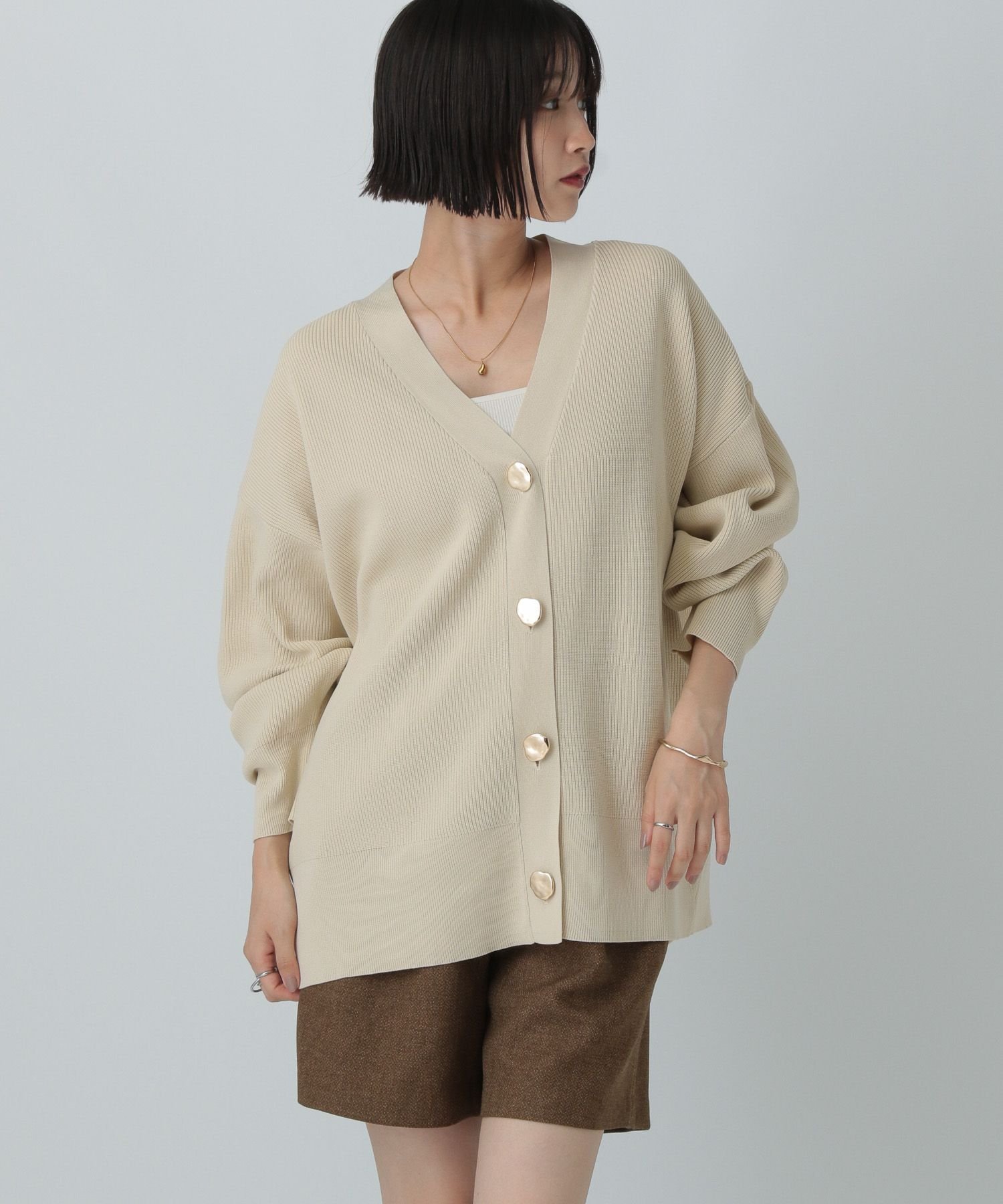 【ローリーズファーム/LOWRYS FARM】のデコボタンBIGVカーディガン インテリア・キッズ・メンズ・レディースファッション・服の通販 founy(ファニー) 　ファッション　Fashion　レディースファッション　Fashion for Women　トップス・カットソー　Cut & Sew Tops　カーディガン・羽織り　Layered Style Cardigans　カーディガン　Cardigan, Knitwear　シンプル　Simple, Minimal　デニム　Denim, Jeans Material　フレア　Flare, Flared　ロング　Long, Long-Length　ワイド　Wide, Wide Fit　洗える　Machine Washable　秋　Autumn　軽量　Lightweight, Ultra Light　アイボリー08|ID: prp329100004710370 ipo3291000000034252519