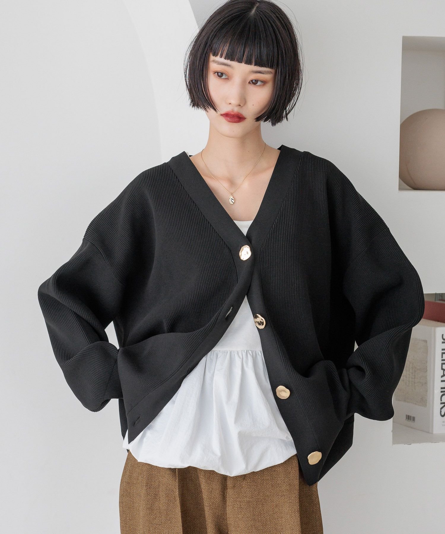 【ローリーズファーム/LOWRYS FARM】のデコボタンBIGVカーディガン インテリア・キッズ・メンズ・レディースファッション・服の通販 founy(ファニー) 　ファッション　Fashion　レディースファッション　Fashion for Women　トップス・カットソー　Cut & Sew Tops　カーディガン・羽織り　Layered Style Cardigans　カーディガン　Cardigan, Knitwear　シンプル　Simple, Minimal　デニム　Denim, Jeans Material　フレア　Flare, Flared　ロング　Long, Long-Length　ワイド　Wide, Wide Fit　洗える　Machine Washable　秋　Autumn　軽量　Lightweight, Ultra Light　ブラック09|ID: prp329100004710370 ipo3291000000034252522