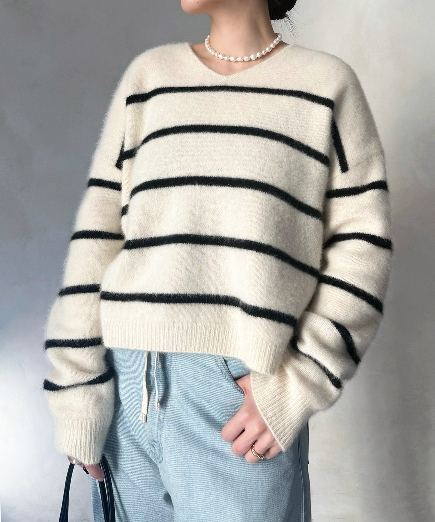 【ビアズリー/BEARDSLEY】のFOXウールVネックニット インテリア・キッズ・メンズ・レディースファッション・服の通販 founy(ファニー) ファッション Fashion レディースファッション Fashion for Women トップス・カットソー Cut & Sew Tops ニット Knit Tops & Sweaters Vネックトップス V-Neck Tops / V-Cut Neckline Shirts コンパクト Compact, Small Size フォックス Fox, Fox Fur フロント Front, Front Design ボトム Bottoms, Lower Wear ボーダー Border, Stripe 再入荷 Restock / Back in Stock おすすめ Recommended / Our Picks ホワイト|ID: prp329100004711959 ipo3291000000034732932