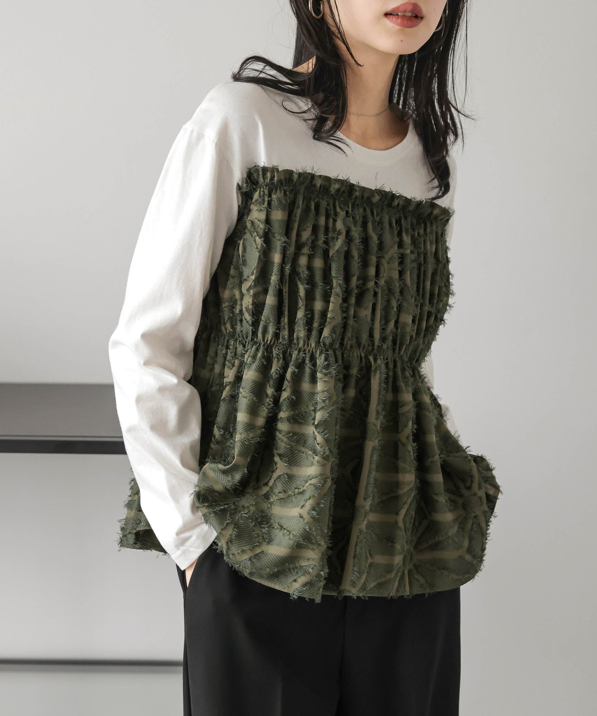 【ラジュール/Lajour】のジャガードペプラムドッキングトップス インテリア・キッズ・メンズ・レディースファッション・服の通販 founy(ファニー) 　ファッション　Fashion　レディースファッション　Fashion for Women　トップス・カットソー　Cut & Sew Tops　エレガント 上品　Elegant　カットソー　Cut and Sewn Top　ギャザー　Gathered, Ruffled　ドッキング　Docking, Mixed Material　フリンジ　Fringe, Tassel　ベーシック　Basic, Essential　ペプラム　Peplum, Flared Hem　カーキ|ID: prp329100004712284 ipo3291000000034191375
