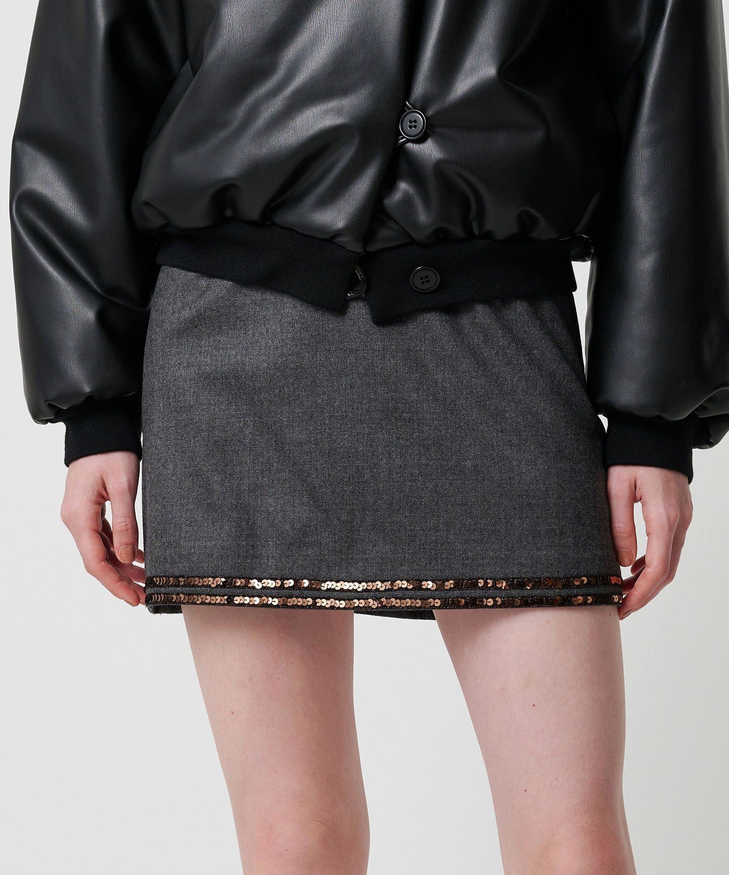 【ビューティ&ユース ユナイテッドアローズ/BEAUTY&YOUTH / UNITED ARROWS】のATTISESSION スパンコール ライン ミニスカート インテリア・キッズ・メンズ・レディースファッション・服の通販 founy(ファニー) 　ファッション　Fashion　レディースファッション　Fashion for Women　スカート　Skirts　ミニスカート　Mini Skirts　おすすめ　Recommended / Our Picks　シンプル　Simple, Minimal　スウェット / スエット　Sweatshirt, Sweatwear　スパンコール　Sequins, Sequin Embellishment　ソックス　Socks, Hosiery　タイツ　Tights, Legwear　ミニスカート　Mini Skirt, Short Skirt　DK.GRAY|ID: prp329100004712495 ipo3291000000034040487