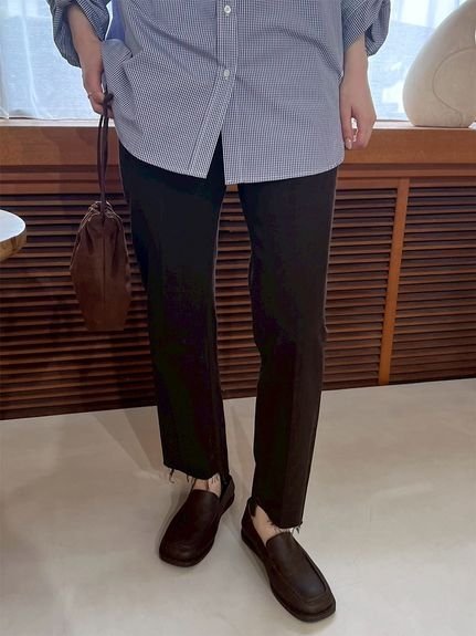 【ミラオーウェン/Mila Owen】の裾段差テーパードデニムパンツ インテリア・キッズ・メンズ・レディースファッション・服の通販 founy(ファニー) 　雑誌掲載アイテム　Magazine Picks & Fashion Features　ファッション雑誌　Fashion Magazines　クラッシィ　CLASSY.　ファッション　Fashion　レディースファッション　Fashion for Women　パンツ　Pants & Trousers　デニムパンツ・ジーンズ・美脚デニム　Denim Jeans & Pants　ヴィンテージ　Vintage Style　秋　Autumn　12月号　December Issue　スニーカー　Sneakers, Trainers　スペシャル　Special, Limited Edition　スマート　Smart, Elegant　センター　Center, Center Line　雑誌　Magazine, Fashion Magazine　デニム　Denim, Jeans Material　人気　Popular, Best Seller　ファブリック　Fabric, Textile　フロント　Front, Front Design　ボトム　Bottoms, Lower Wear　ポケット　Pocket, Pocket Detail　日本製　Made In Japan　BRW[058]|ID: prp329100004713295 ipo3291000000034548396