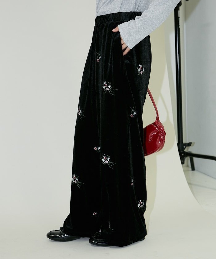 【フリークスストア/FREAK'S STORE】の花刺繍 ベロア イージーパンツ 限定展開 25AW 人気、トレンドファッション・服の通販 founy(ファニー) 　ファッション　Fashion　レディースファッション　Fashion for Women　パンツ　Pants & Trousers　エレガント 上品　Elegant　クラシック　Classic, Timeless Style　今季　This Season, Current Season　ショート　Short, Short Length　シンプル　Simple, Minimal　スウェット / スエット　Sweatshirt, Sweatwear　ベロア　Velour, Soft Velvet　ポケット　Pocket, Pocket Detail　リラックス　Relax, Relaxed Fit　ワイド　Wide, Wide Fit　A/W・秋冬　Autumn/Winter　冬　Winter / This Winter　おすすめ　Recommended / Our Picks　2025年　2025　2025-2026秋冬・A/W　Autumn/Winter 2025–26 AW25–26　 other-1|ID: prp329100004714535 ipo3291000000034498037