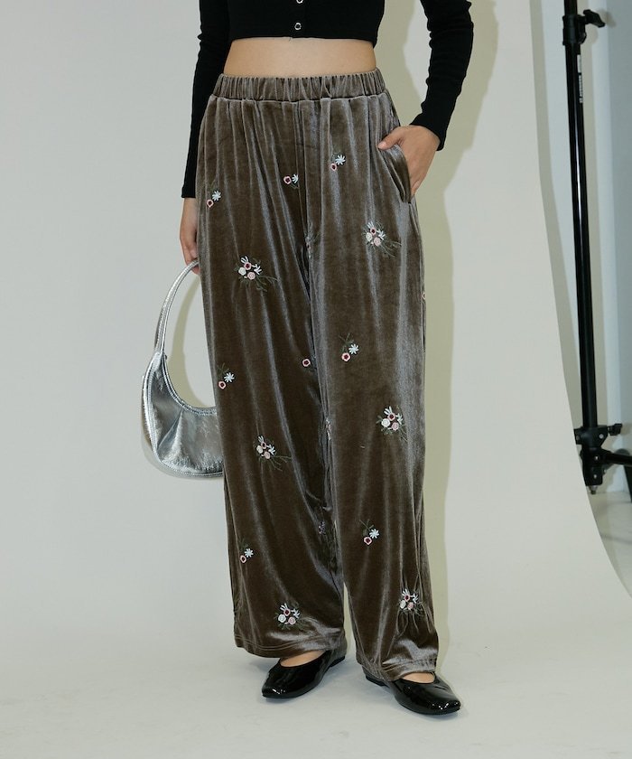 【フリークスストア/FREAK'S STORE】の花刺繍 ベロア イージーパンツ 限定展開 25AW インテリア・キッズ・メンズ・レディースファッション・服の通販 founy(ファニー) 　ファッション　Fashion　レディースファッション　Fashion for Women　パンツ　Pants & Trousers　エレガント 上品　Elegant　クラシック　Classic, Timeless Style　今季　This Season, Current Season　ショート　Short, Short Length　シンプル　Simple, Minimal　スウェット / スエット　Sweatshirt, Sweatwear　ベロア　Velour, Soft Velvet　ポケット　Pocket, Pocket Detail　リラックス　Relax, Relaxed Fit　ワイド　Wide, Wide Fit　A/W・秋冬　Autumn/Winter　冬　Winter / This Winter　おすすめ　Recommended / Our Picks　2025年　2025　2025-2026秋冬・A/W　Autumn/Winter 2025–26 AW25–26　ベージュ|ID: prp329100004714535 ipo3291000000034498040
