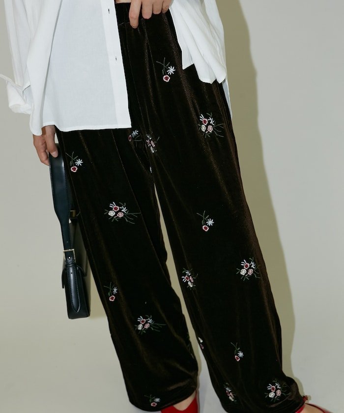 【フリークスストア/FREAK'S STORE】の花刺繍 ベロア イージーパンツ 限定展開 25AW インテリア・キッズ・メンズ・レディースファッション・服の通販 founy(ファニー) 　ファッション　Fashion　レディースファッション　Fashion for Women　パンツ　Pants & Trousers　エレガント 上品　Elegant　クラシック　Classic, Timeless Style　今季　This Season, Current Season　ショート　Short, Short Length　シンプル　Simple, Minimal　スウェット / スエット　Sweatshirt, Sweatwear　ベロア　Velour, Soft Velvet　ポケット　Pocket, Pocket Detail　リラックス　Relax, Relaxed Fit　ワイド　Wide, Wide Fit　A/W・秋冬　Autumn/Winter　冬　Winter / This Winter　おすすめ　Recommended / Our Picks　2025年　2025　2025-2026秋冬・A/W　Autumn/Winter 2025–26 AW25–26　ブラウン|ID: prp329100004714535 ipo3291000000034498041