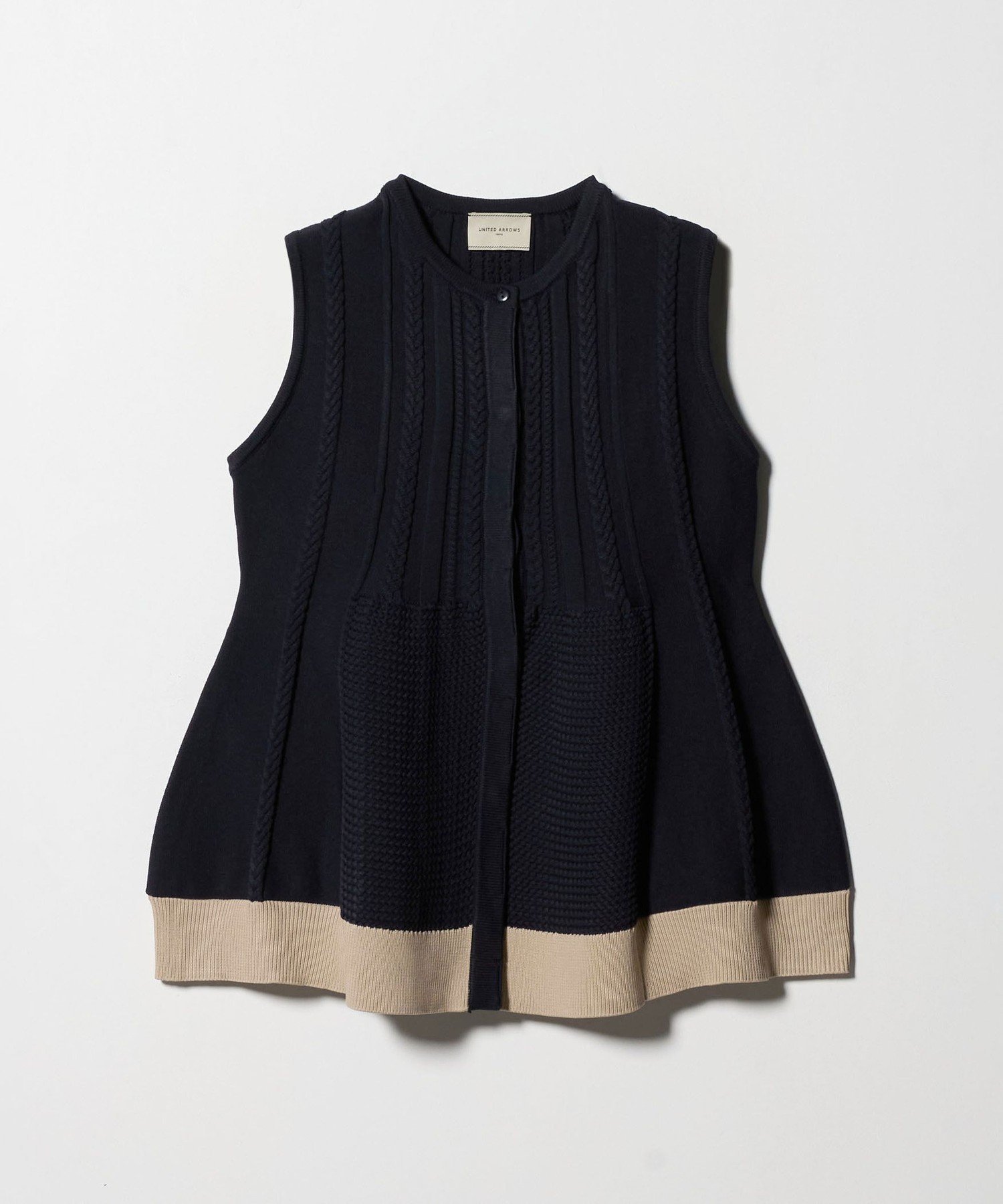 【ユナイテッドアローズ/UNITED ARROWS】のケーブル ペプラム ノースリーブ ニット ベスト -ウォッシャブル- インテリア・キッズ・メンズ・レディースファッション・服の通販 founy(ファニー) 　ファッション　Fashion　レディースファッション　Fashion for Women　アウター　Coat / Outerwear Collection　トップス・カットソー　Cut & Sew Tops　ニット　Knit Tops & Sweaters　キャミソール&ノースリーブ　Camisoles & Sleeveless Tops　ベスト&ジレ / 重ね着スタイル　Vests & Gilets　ウォッシャブル　Machine Washable　スリム　Slim, Slim Fit　ノースリーブ　Sleeveless, No-Sleeve　ベスト　Vest, Waistcoat　ペプラム　Peplum, Flared Hem　リラックス　Relax, Relaxed Fit　ワイド　Wide, Wide Fit　おすすめ　Recommended / Our Picks　NAVY|ID: prp329100004715261 ipo3291000000034067487