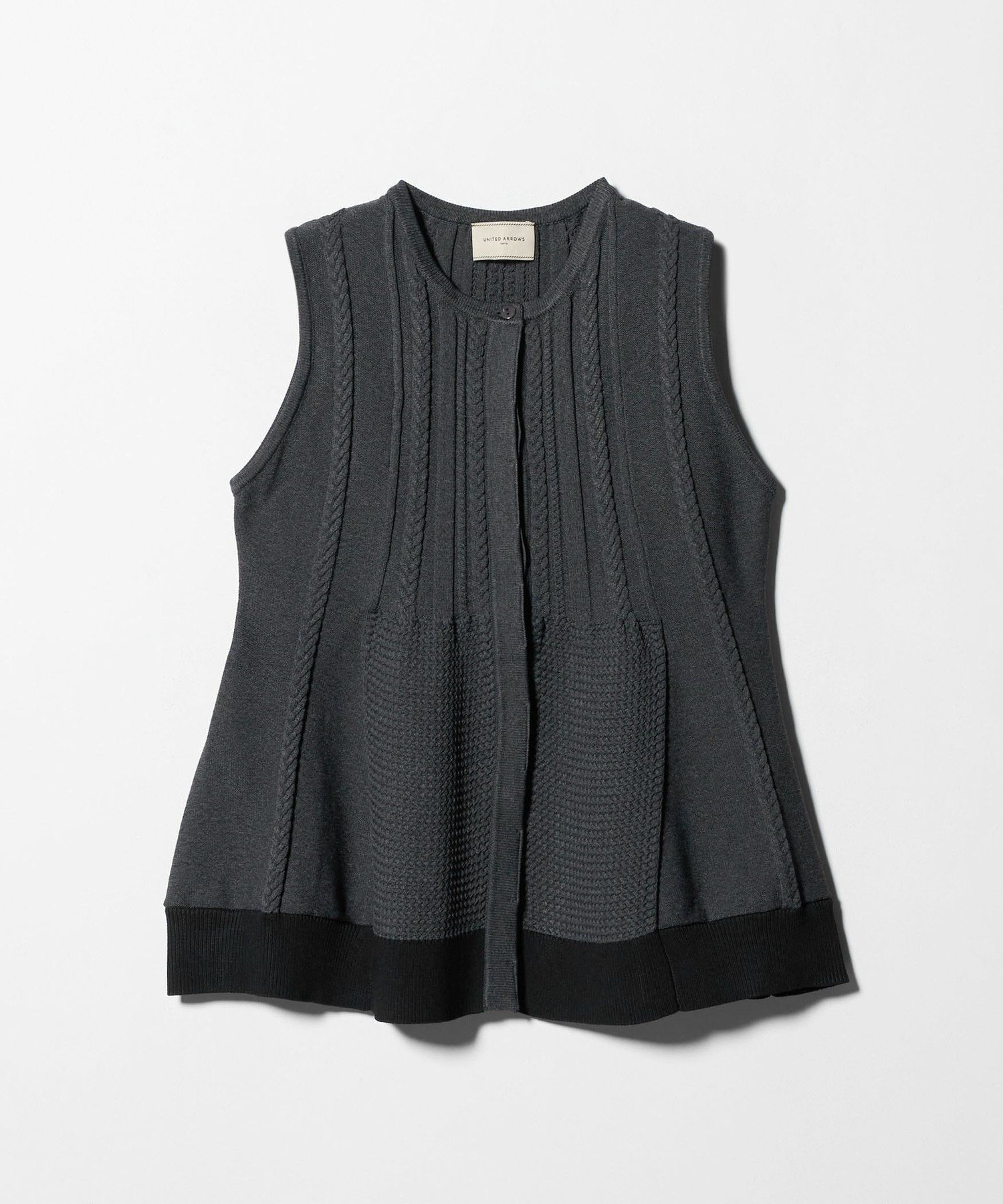 【ユナイテッドアローズ/UNITED ARROWS】のケーブル ペプラム ノースリーブ ニット ベスト -ウォッシャブル- インテリア・キッズ・メンズ・レディースファッション・服の通販 founy(ファニー) 　ファッション　Fashion　レディースファッション　Fashion for Women　アウター　Coat / Outerwear Collection　トップス・カットソー　Cut & Sew Tops　ニット　Knit Tops & Sweaters　キャミソール&ノースリーブ　Camisoles & Sleeveless Tops　ベスト&ジレ / 重ね着スタイル　Vests & Gilets　ウォッシャブル　Machine Washable　スリム　Slim, Slim Fit　ノースリーブ　Sleeveless, No-Sleeve　ベスト　Vest, Waistcoat　ペプラム　Peplum, Flared Hem　リラックス　Relax, Relaxed Fit　ワイド　Wide, Wide Fit　おすすめ　Recommended / Our Picks　DK.GRAY|ID: prp329100004715261 ipo3291000000034067489