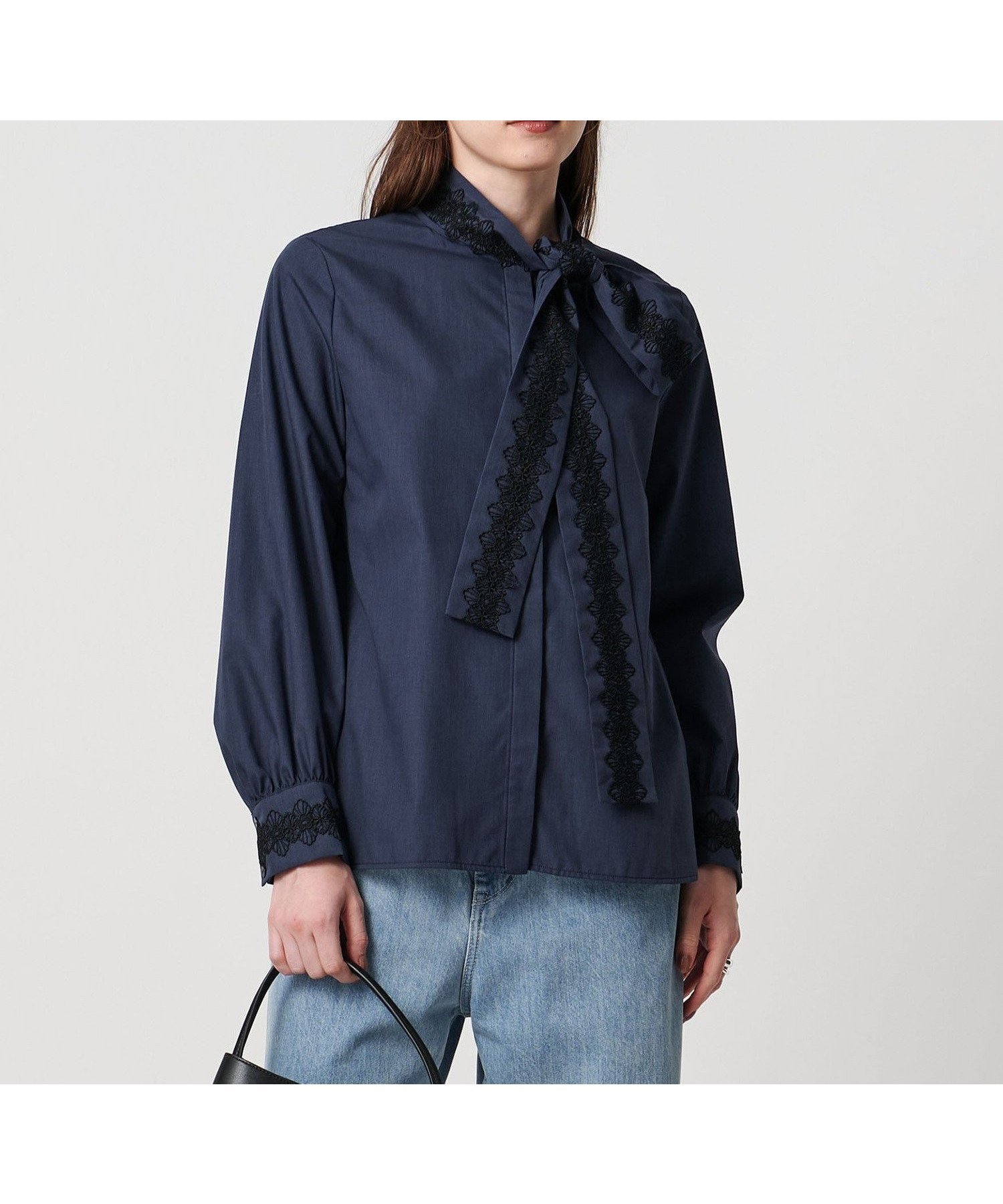 【ユナイテッドアローズ/UNITED ARROWS】のレース コンビ ボウタイ リボン ブラウス -ウォッシャブル- インテリア・キッズ・メンズ・レディースファッション・服の通販 founy(ファニー) 　ファッション　Fashion　レディースファッション　Fashion for Women　トップス・カットソー　Cut & Sew Tops　シャツ・ブラウス・オフィスカジュアル　Elegant Blouses & Button-Ups　インナー　Innerwear　ウォッシャブル　Machine Washable　カフス　Cuff Design　カーディガン　Cardigan, Knitwear　コンビ　Combo, Combination Style　タイプライター　Typewriter Fabric, Crisp Cotton　デニム　Denim, Jeans Material　リボン　Ribbon, Bow　レース　Lace, Lace Fabric　NAVY|ID: prp329100004715773 ipo3291000000035161904