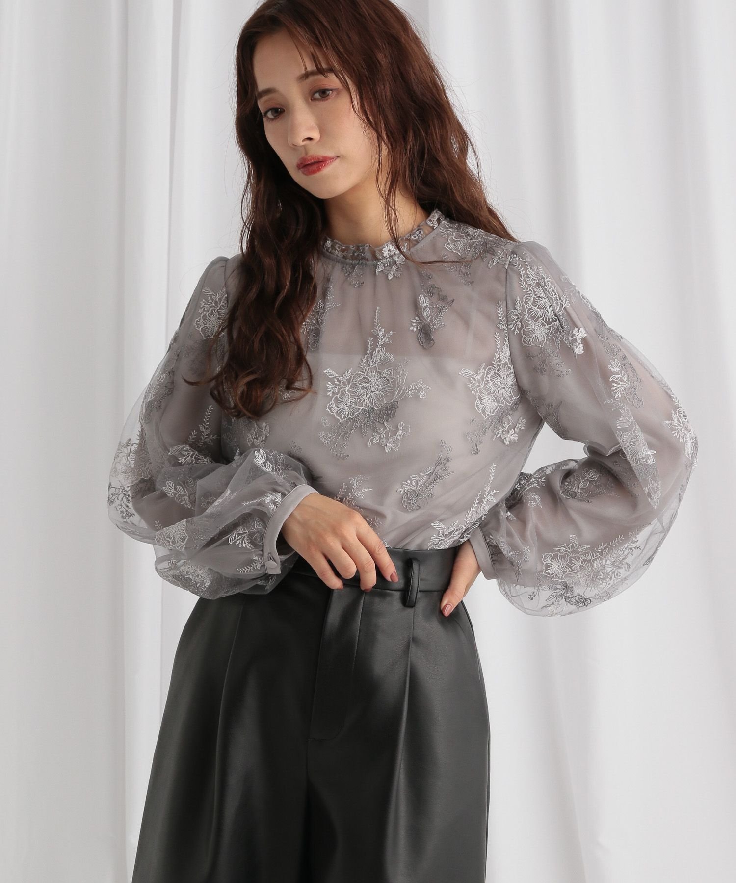 【ミスティ ウーマン/mysty woman】のフローラルブラウス インテリア・キッズ・メンズ・レディースファッション・服の通販 founy(ファニー) 　ファッション　Fashion　レディースファッション　Fashion for Women　トップス・カットソー　Cut & Sew Tops　シャツ・ブラウス・オフィスカジュアル　Elegant Blouses & Button-Ups　アンティーク　Antique-Inspired　インナー　Innerwear　シンプル　Simple, Minimal　ジャケット　Jacket, Outerwear　デニム　Denim, Jeans Material　マーメイド　Mermaid, Fishtail Silhouette　レース　Lace, Lace Fabric　エレガント 上品　Elegant　グレー|ID: prp329100004717695 ipo3291000000034089199