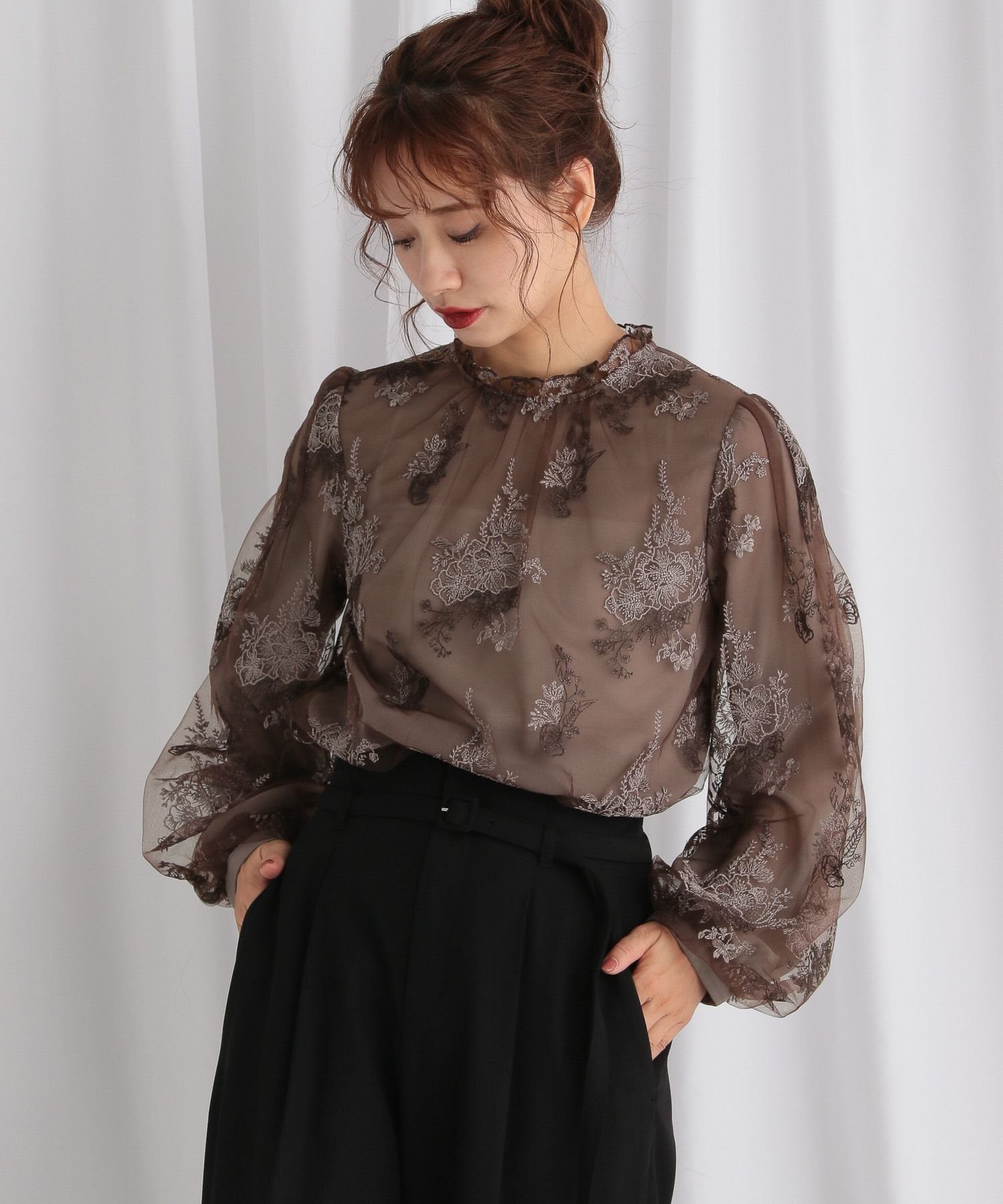 【ミスティ ウーマン/mysty woman】のフローラルブラウス インテリア・キッズ・メンズ・レディースファッション・服の通販 founy(ファニー) 　ファッション　Fashion　レディースファッション　Fashion for Women　トップス・カットソー　Cut & Sew Tops　シャツ・ブラウス・オフィスカジュアル　Elegant Blouses & Button-Ups　アンティーク　Antique-Inspired　インナー　Innerwear　シンプル　Simple, Minimal　ジャケット　Jacket, Outerwear　デニム　Denim, Jeans Material　マーメイド　Mermaid, Fishtail Silhouette　レース　Lace, Lace Fabric　エレガント 上品　Elegant　モカブラウン|ID: prp329100004717695 ipo3291000000034089200
