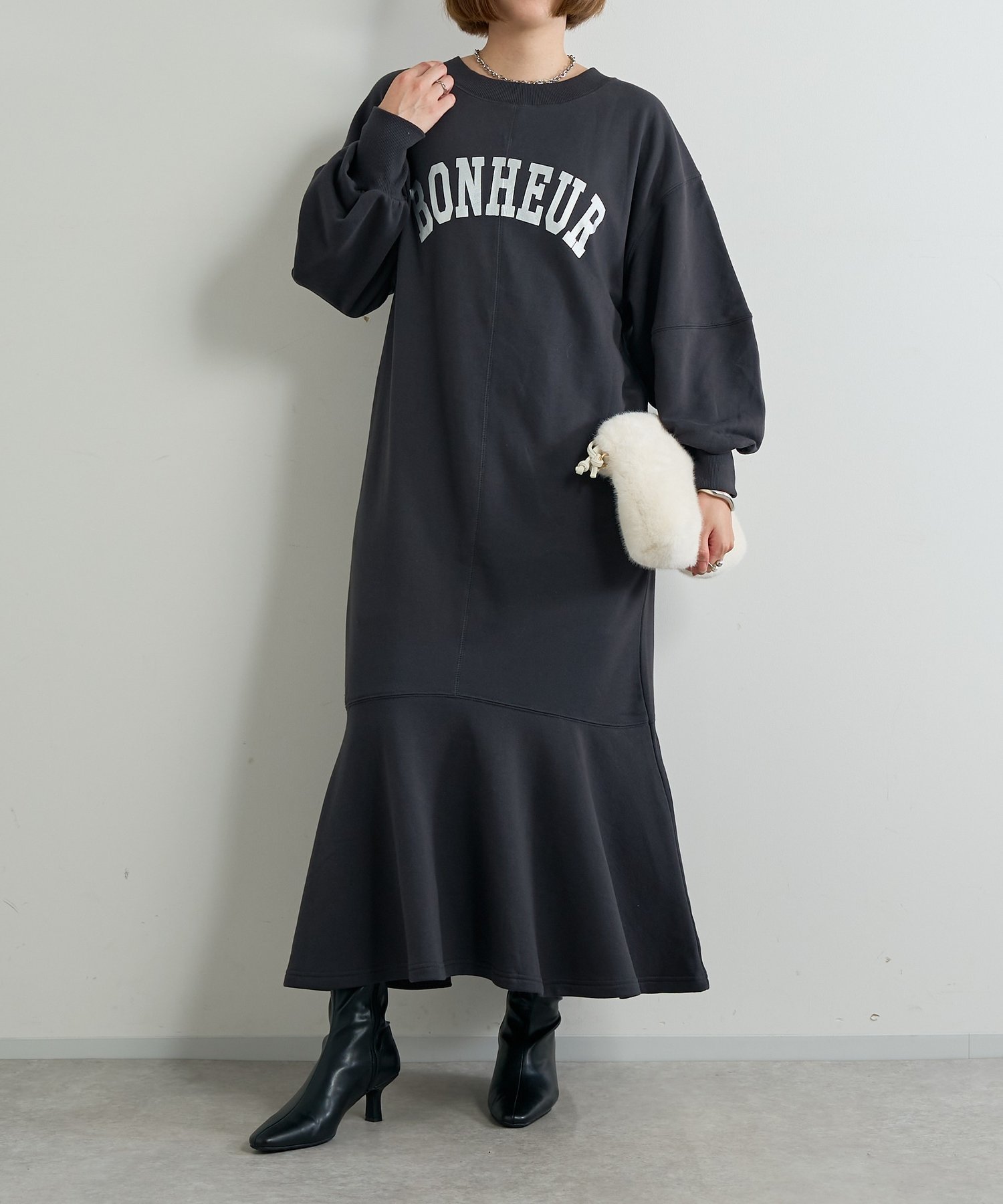 【アンディコール/un dix cors】の《甘めカジュアルに◎》裏毛マーメイドロングワンピース インテリア・キッズ・メンズ・レディースファッション・服の通販 founy(ファニー) 　ファッション　Fashion　レディースファッション　Fashion for Women　ワンピース　Dresses　アクセサリー　Fashion Accessories　エレガント 上品　Elegant　スウェット / スエット　Sweatshirt, Sweatwear　タイツ　Tights, Legwear　ダウン　Down, Puffer　バランス　Balance, Style Balance　フロント　Front, Front Design　ポケット　Pocket, Pocket Detail　マーメイド　Mermaid, Fishtail Silhouette　リラックス　Relax, Relaxed Fit　レギンス　Leggings, Stretch Pants　再入荷　Restock / Back in Stock　おすすめ　Recommended / Our Picks　チャコールグレー|ID: prp329100004720262 ipo3291000000034109690