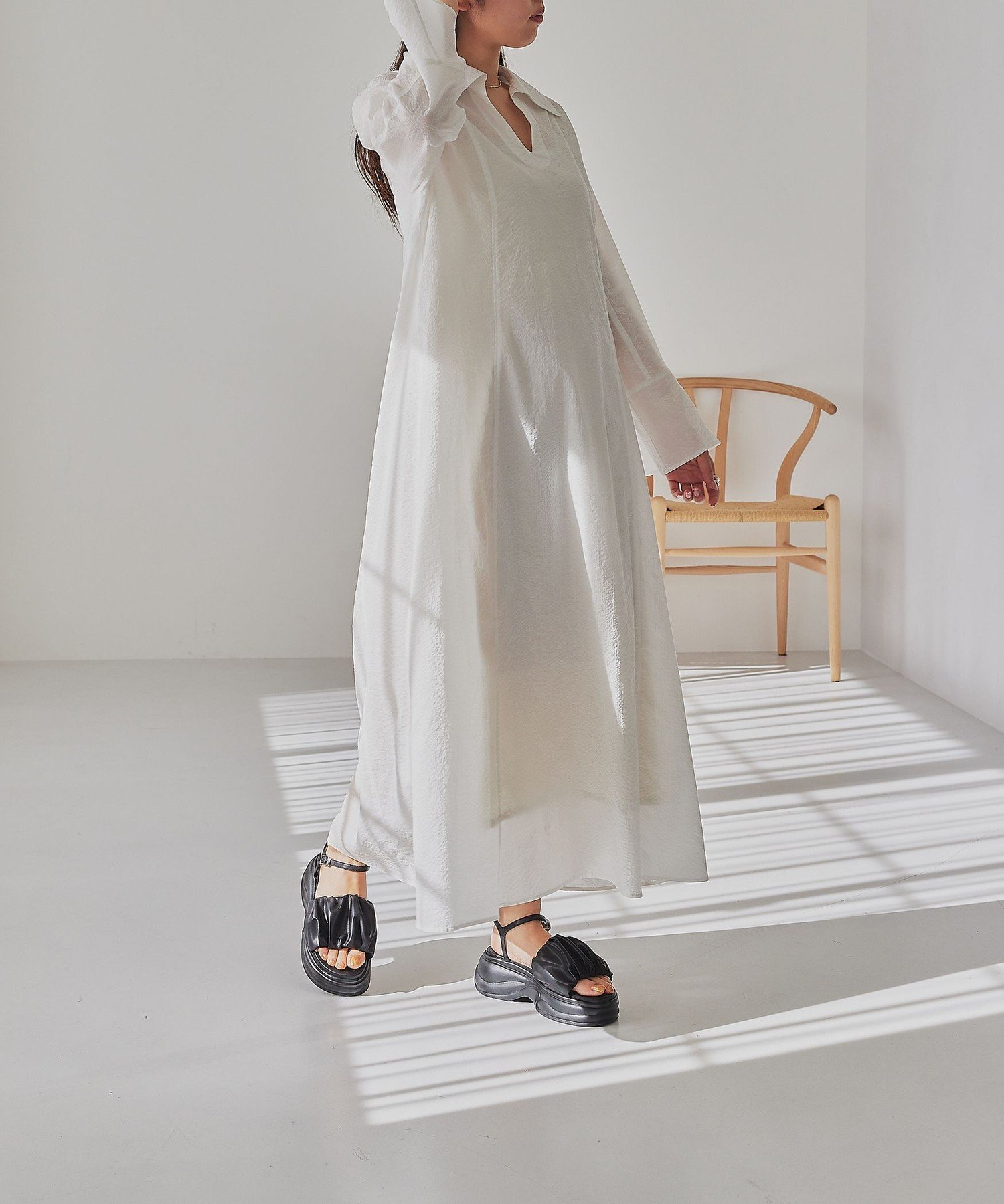 【ユナイテッドアローズ/UNITED ARROWS】のEMMEL REFINES EM キャミツキ ロングシャツ ワンピース インテリア・キッズ・メンズ・レディースファッション・服の通販 founy(ファニー) 　ファッション　Fashion　レディースファッション　Fashion for Women　ワンピース　Dresses　シャツワンピース / 1枚で着映えコーデ　Shirt Dresses　アンダー　Underwear Essentials　春　Spring　サンダル　Sandals, Summer Shoes　シャツワンピ　Shirt Dress, Shirt One-Piece　ストライプ　Stripe, Striped Pattern　スニーカー　Sneakers, Trainers　トレンド　Trend, Trending Now　ドレス　Dress, One-Piece　フィット　Fit, Slim Fit　フラット　Flat, Flat Shoes　フレア　Flare, Flared　リラックス　Relax, Relaxed Fit　ロング　Long, Long-Length　S/S・春夏　SS, Spring/Summer, Warm Season　アウトレット　Outlet / Clearance　おすすめ　Recommended / Our Picks　夏　Summer　2024年　2024　2024春夏・S/S　Spring/Summer 2024 SS24　WHITE|ID: prp329100004721107 ipo3291000000034118132