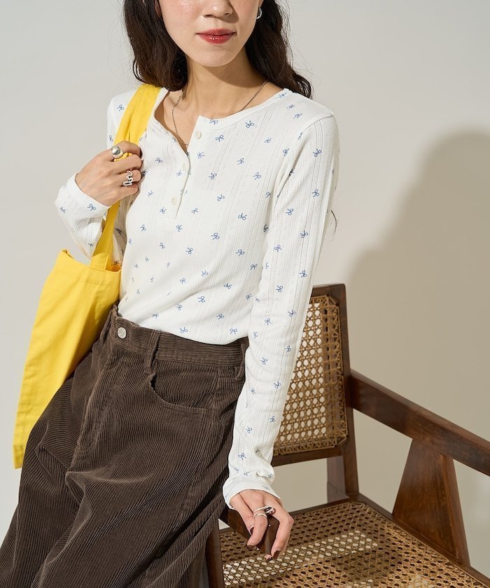 【フリークスストア/FREAK'S STORE】のリボン柄 針抜きフライス ヘンリーロンT 25AW インテリア・キッズ・メンズ・レディースファッション・服の通販 founy(ファニー) ファッション Fashion レディースファッション Fashion for Women トップス・カットソー Cut & Sew Tops ロングTシャツ・Tシャツ Longline T-Shirts & Tees 2025年 2025 2025-2026秋冬・A/W Autumn/Winter 2025–26 AW25–26 冬 Winter / This Winter インナー Innerwear コンパクト Compact, Small Size リボン Ribbon, Bow A/W・秋冬 Autumn/Winter オフホワイト|ID: prp329100004721748 ipo3291000000034880242