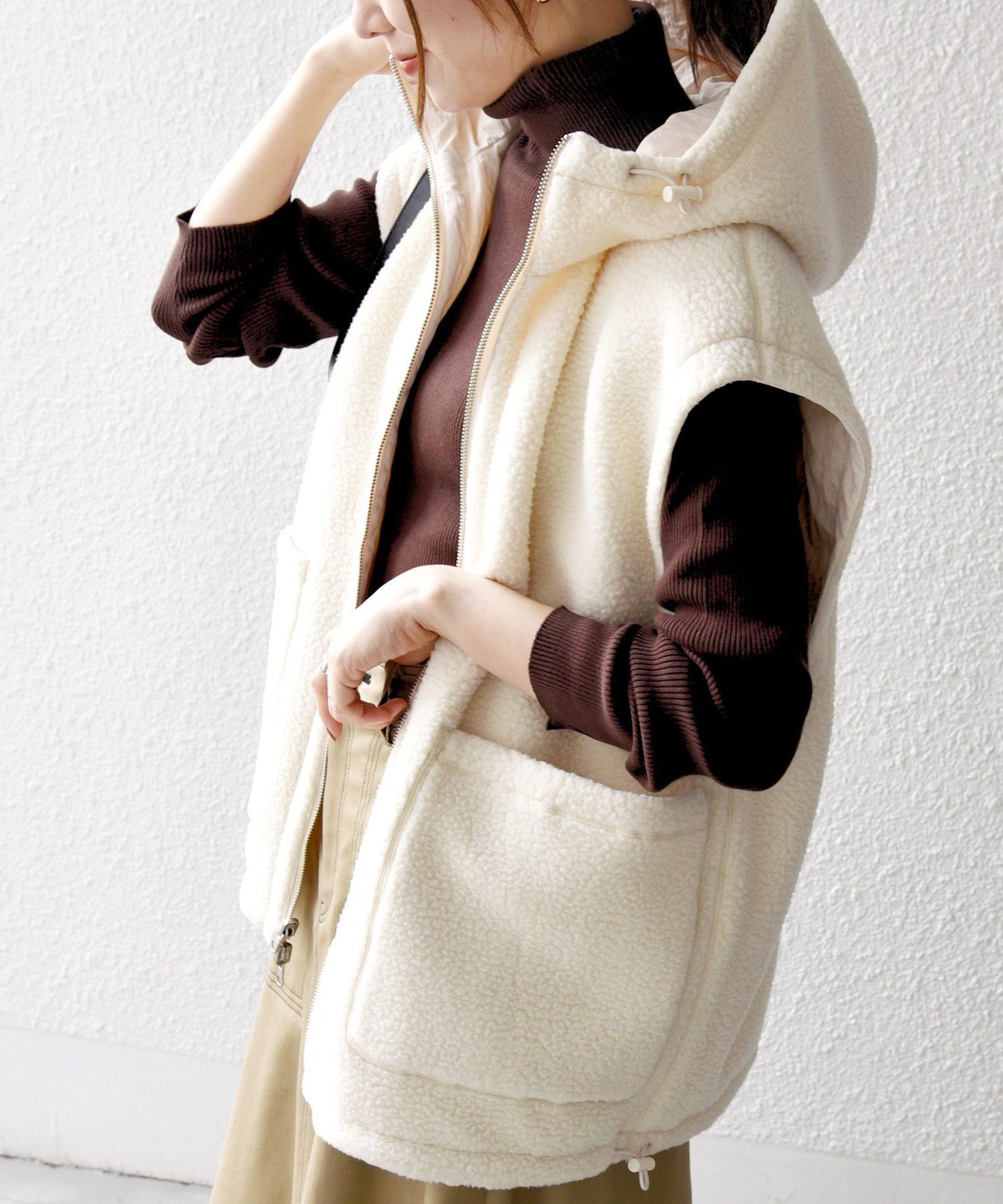 【シップス フォー ウィメン/SHIPS】のSHIPS any ナイロン * ボア リバーシブル フーディー ベスト インテリア・キッズ・メンズ・レディースファッション・服の通販 founy(ファニー) 　ファッション　Fashion　レディースファッション　Fashion for Women　アウター　Coat / Outerwear Collection　トップス・カットソー　Cut & Sew Tops　ベスト&ジレ / 重ね着スタイル　Vests & Gilets　インナー　Innerwear　カットソー　Cut and Sewn Top　スウェット / スエット　Sweatshirt, Sweatwear　バランス　Balance, Style Balance　フロント　Front, Front Design　ベスト　Vest, Waistcoat　ポケット　Pocket, Pocket Detail　リバーシブル　Reversible, Two-Sided　ロング　Long, Long-Length　おすすめ　Recommended / Our Picks　2025年　2025　2025-2026秋冬・A/W　Autumn/Winter 2025–26 AW25–26　ナチュラル|ID: prp329100004722181 ipo3291000000034503012