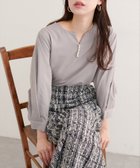【ナチュラルクチュール/natural couture】の【WEB限定】パール付きスキッパーブラウス グレイッシュベージュ|ID: prp329100004722513 ipo3291000000034284896