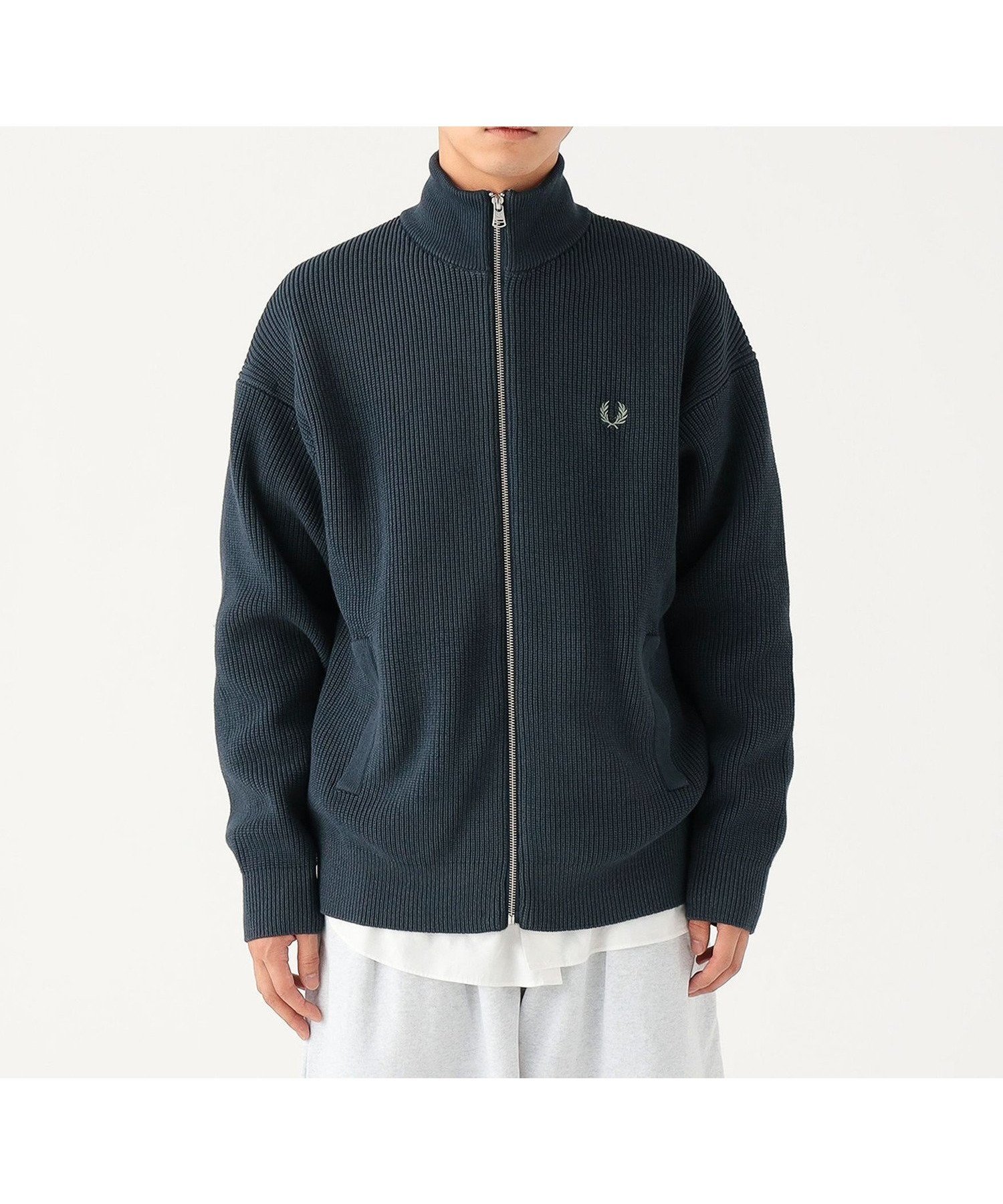 【ビームス/BEAMS / MEN】の【別注】FRED PERRY / ジップ カーディガン 25AW メンズ 長袖 ユニセックス ニット インテリア・キッズ・メンズ・レディースファッション・服の通販 founy(ファニー) 　ファッション　Fashion　メンズファッション　Fashion for Men　エンブロイダリー　Embroidery Design　畦　Ribbed Knit　カーディガン　Cardigan, Knitwear　クラシック　Classic, Timeless Style　ジップ　Zip, Zipper　ジャケット　Jacket, Outerwear　スウェット / スエット　Sweatshirt, Sweatwear　スリーブ　Sleeve, Long Sleeve / Short Sleeve　定番　Standard, Basic Item　人気　Popular, Best Seller　長袖　Long Sleeve, Full Sleeve　ビッグ　Big, Oversized　フィット　Fit, Slim Fit　ベスト　Vest, Waistcoat　別注　Limited Edition, Custom Order　メンズ　Men's, Menswear　モダン　Modern, Contemporary　リラックス　Relax, Relaxed Fit　ロング　Long, Long-Length　ロンドン　London Style, British Inspired　A/W・秋冬　Autumn/Winter　エレガント 上品　Elegant　2025年　2025　2025-2026秋冬・A/W　Autumn/Winter 2025–26 AW25–26　DARK_AIRFORCE|ID: prp329100004722561 ipo3291000000034200935