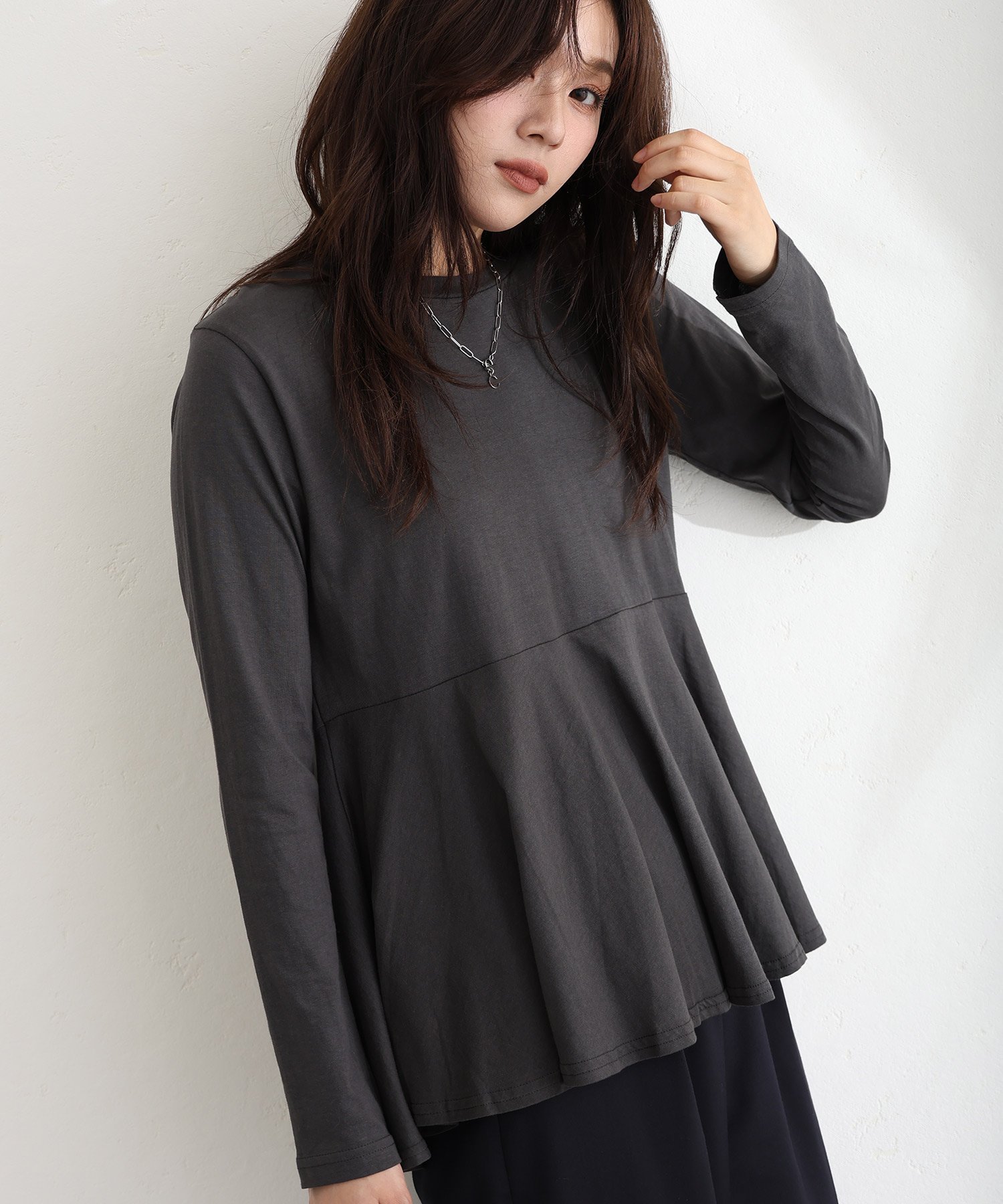 【プールヴー/PourVous】の裾フレア長袖カットソー カットソーきれいめトップス 長袖 ブラウス インテリア・キッズ・メンズ・レディースファッション・服の通販 founy(ファニー) 　ファッション　Fashion　レディースファッション　Fashion for Women　トップス・カットソー　Cut & Sew Tops　シャツ・ブラウス・オフィスカジュアル　Elegant Blouses & Button-Ups　カットソー・ベーシックTシャツ　Cut-and-Sewn Tops / Stretch Tees & Basics　カットソー　Cut and Sewn Top　フレア　Flare, Flared　長袖　Long Sleeve, Full Sleeve　チャコールグレー|ID: prp329100004722892 ipo3291000000034633566