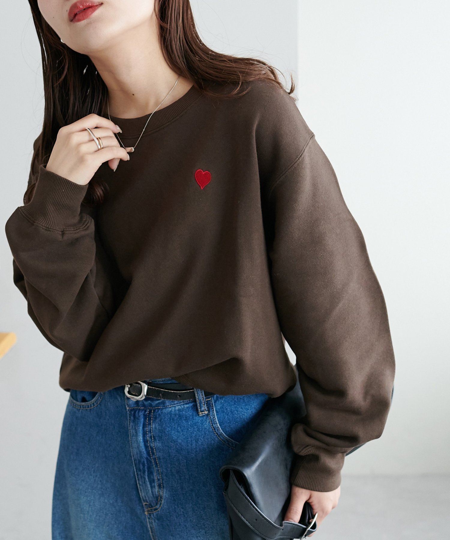 【ディスコート/Discoat】の【WEB限定/新色追加】ハート刺繍スウェット インテリア・キッズ・メンズ・レディースファッション・服の通販 founy(ファニー) 　ファッション　Fashion　レディースファッション　Fashion for Women　トップス・カットソー　Cut & Sew Tops　レディースパーカー・カジュアルフーディー　Casual Hoodies & Sweatshirts　スウェット・クルーネックトップス　Sweatshirts & Crewnecks / Relaxed Fit Sweat Tops　ショート　Short, Short Length　シンプル　Simple, Minimal　スウェット / スエット　Sweatshirt, Sweatwear　ロング　Long, Long-Length　ワンポイント　One Point, Statement Accent　ブラウン|ID: prp329100004722925 ipo3291000000034239024