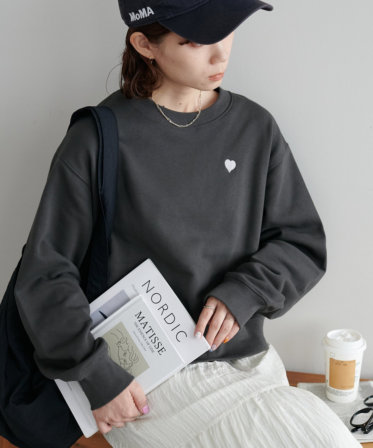 【ディスコート/Discoat】の【WEB限定/新色追加】ハート刺繍スウェット インテリア・キッズ・メンズ・レディースファッション・服の通販 founy(ファニー) 　ファッション　Fashion　レディースファッション　Fashion for Women　トップス・カットソー　Cut & Sew Tops　レディースパーカー・カジュアルフーディー　Casual Hoodies & Sweatshirts　スウェット・クルーネックトップス　Sweatshirts & Crewnecks / Relaxed Fit Sweat Tops　ショート　Short, Short Length　シンプル　Simple, Minimal　スウェット / スエット　Sweatshirt, Sweatwear　ロング　Long, Long-Length　ワンポイント　One Point, Statement Accent　チャコールグレー|ID: prp329100004722925 ipo3291000000034239025