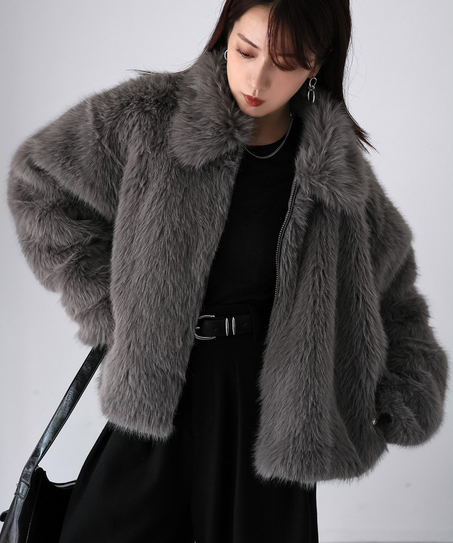 【リベリー/Riberry】のジップアップショートファーコート インテリア・キッズ・メンズ・レディースファッション・服の通販 founy(ファニー) 　ファッション　Fashion　レディースファッション　Fashion for Women　アウター　Coat / Outerwear Collection　コート・ロングコート・ピーコート　Long Coats, Peacoats & More　インナー　Innerwear　クラシカル　Classical, Vintage-Inspired　コンパクト　Compact, Small Size　ショート　Short, Short Length　シンプル　Simple, Minimal　スウェット / スエット　Sweatshirt, Sweatwear　スラックス　Slacks, Dress Pants　タートル　Turtleneck, Turtle Collar　デニム　Denim, Jeans Material　トレンド　Trend, Trending Now　バランス　Balance, Style Balance　フェイクファー　Faux Fur, Imitation Fur　フロント　Front, Front Design　ボトム　Bottoms, Lower Wear　防寒　Cold Protection, Winter-Ready　マーメイド　Mermaid, Fishtail Silhouette　リアル　Real, Realistic　ロング　Long, Long-Length　ワイド　Wide, Wide Fit　冬　Winter / This Winter　A/W・秋冬　Autumn/Winter　再入荷　Restock / Back in Stock　おすすめ　Recommended / Our Picks　グレー|ID: prp329100004723208 ipo3291000000034136301