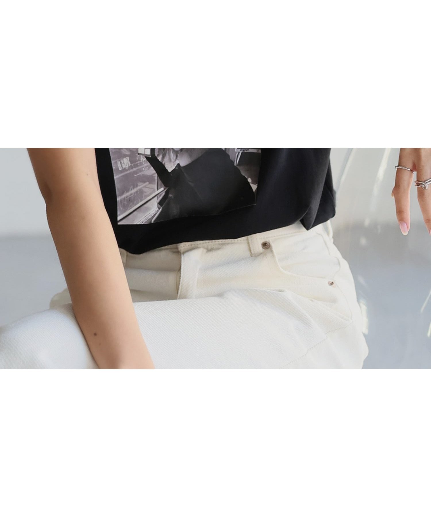 【リベリー/Riberry】のフォトプリントロゴTシャツ インテリア・キッズ・メンズ・レディースファッション・服の通販 founy(ファニー) 　ファッション　Fashion　レディースファッション　Fashion for Women　トップス・カットソー　Cut & Sew Tops　シャツ・ブラウス・オフィスカジュアル　Elegant Blouses & Button-Ups　ロングTシャツ・Tシャツ　Longline T-Shirts & Tees　インナー　Innerwear　春　Spring　秋　Autumn　シンプル　Simple, Minimal　スラックス　Slacks, Dress Pants　ティアードスカート　Tiered Skirt, Flounced Skirt　デニム　Denim, Jeans Material　トレンド　Trend, Trending Now　フロント　Front, Front Design　プリント　Print, Printed Pattern　ベーシック　Basic, Essential　ボトム　Bottoms, Lower Wear　半袖　Short Sleeve, Half Sleeve　レギュラー　Regular, Standard Fit　ロング　Long, Long-Length　楽ちん　Easy Fit, Comfortable　プチプライス・低価格　Affordable / Budget Price　おすすめ　Recommended / Our Picks　夏　Summer　ブラック×ホワイト|ID: prp329100004723697 ipo3291000000034512837