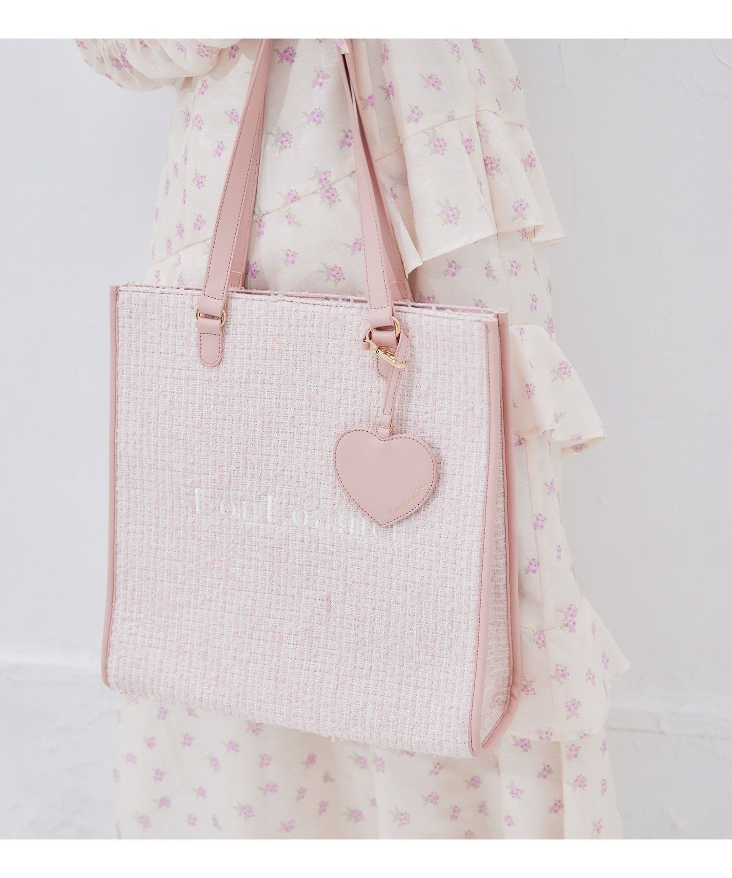 【ナイスクラップ/NICE CLAUP】の【LouLoumei】/ハートチャーム付きトートバッグ/自立可能 インテリア・キッズ・メンズ・レディースファッション・服の通販 founy(ファニー) 　ファッション　Fashion　レディースファッション　Fashion for Women　バッグ　Bags　スリット　Slit, Slit Detail　チャーム　Charm, Pendant　ツイード　Twill, Twill Weave　ポケット　Pocket, Pocket Detail　楽ちん　Easy Fit, Comfortable　旅行　Travel　スーツケース キャリーケース　Suitcase / Carry Case　ビジネス 仕事 通勤　Business / Work / Commuting　ピンク|ID: prp329100004723803 ipo3291000000034601028