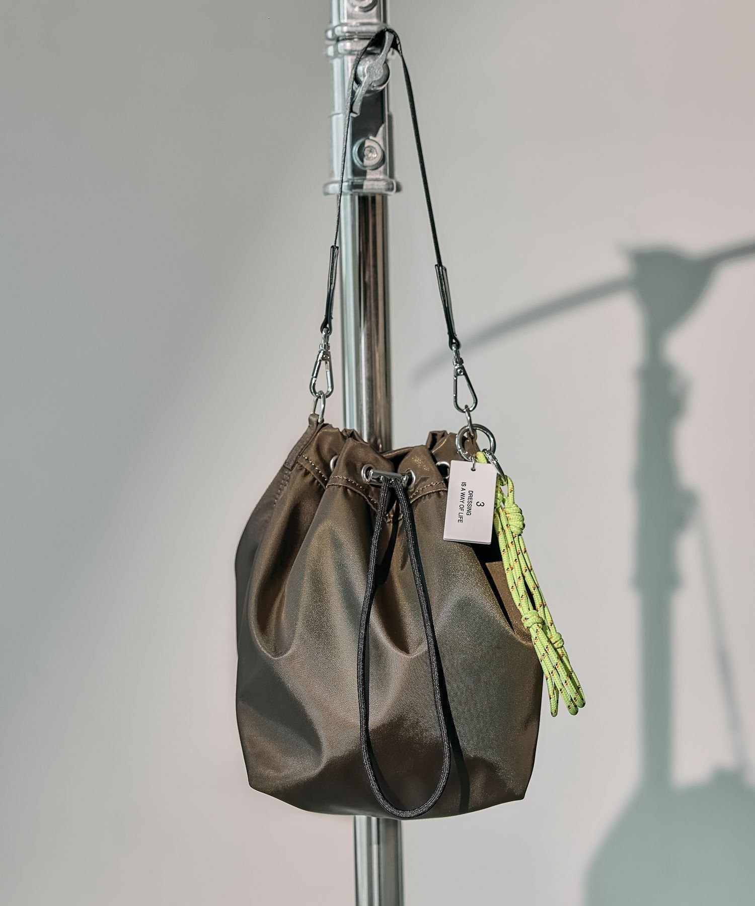 【レプシィム ローリーズファーム/LEPSIM LOWRYS FARM】のマルチWAYチャーム付きバッグ インテリア・キッズ・メンズ・レディースファッション・服の通販 founy(ファニー) ファッション Fashion レディースファッション Fashion for Women バッグ Bags インナー Innerwear コンパクト Compact, Small Size ショート Short, Short Length シンプル Simple, Minimal チャーム Charm, Pendant プレート Plate, Dish ポケット Pocket, Pocket Detail ロング Long, Long-Length 巾着 Drawstring Bag, Kinchaku 軽量 Lightweight, Ultra Light ダークブラウン58|ID: prp329100004723828 ipo3291000000034821393