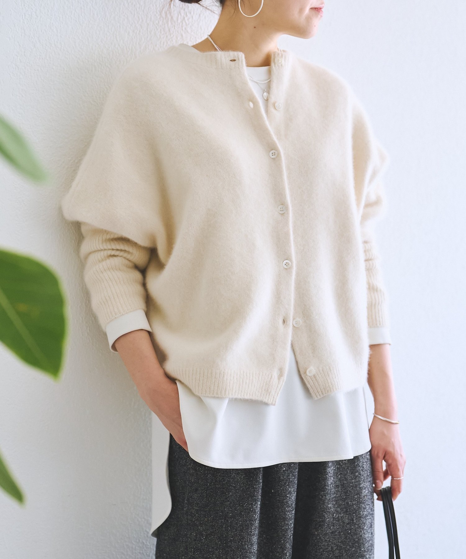 【ビアズリー/BEARDSLEY】のFOXウール後ろボタンニット インテリア・キッズ・メンズ・レディースファッション・服の通販 founy(ファニー) 　ファッション　Fashion　レディースファッション　Fashion for Women　トップス・カットソー　Cut & Sew Tops　ニット　Knit Tops & Sweaters　インナー　Innerwear　カーディガン　Cardigan, Knitwear　人気　Popular, Best Seller　冬　Winter / This Winter　再入荷　Restock / Back in Stock　おすすめ　Recommended / Our Picks　エレガント 上品　Elegant　ホワイト|ID: prp329100004723939 ipo3291000000034732914