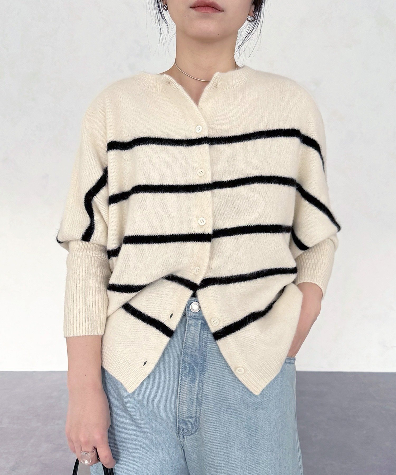 【ビアズリー/BEARDSLEY】のFOXウール後ろボタンニット インテリア・キッズ・メンズ・レディースファッション・服の通販 founy(ファニー) 　ファッション　Fashion　レディースファッション　Fashion for Women　トップス・カットソー　Cut & Sew Tops　ニット　Knit Tops & Sweaters　インナー　Innerwear　カーディガン　Cardigan, Knitwear　人気　Popular, Best Seller　冬　Winter / This Winter　再入荷　Restock / Back in Stock　おすすめ　Recommended / Our Picks　エレガント 上品　Elegant　ホワイトその他1|ID: prp329100004723939 ipo3291000000034732915