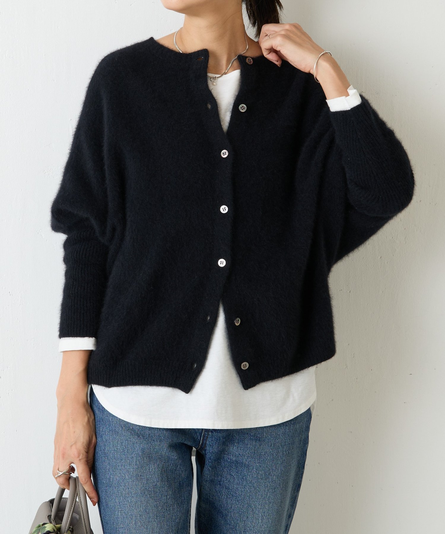 【ビアズリー/BEARDSLEY】のFOXウール後ろボタンニット インテリア・キッズ・メンズ・レディースファッション・服の通販 founy(ファニー) 　ファッション　Fashion　レディースファッション　Fashion for Women　トップス・カットソー　Cut & Sew Tops　ニット　Knit Tops & Sweaters　インナー　Innerwear　カーディガン　Cardigan, Knitwear　人気　Popular, Best Seller　冬　Winter / This Winter　再入荷　Restock / Back in Stock　おすすめ　Recommended / Our Picks　エレガント 上品　Elegant　ブラック|ID: prp329100004723939 ipo3291000000034732920