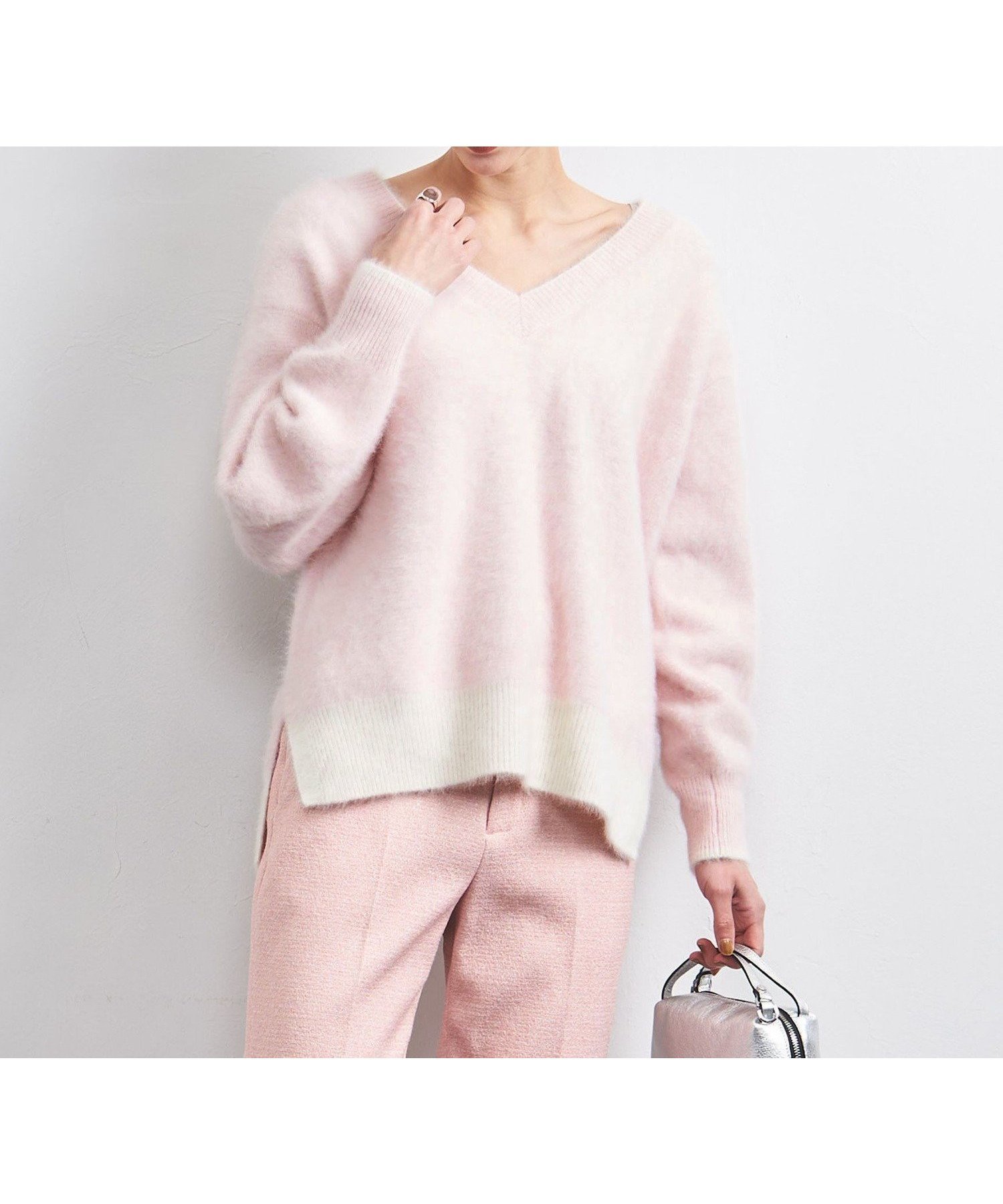 【ユナイテッドアローズ/UNITED ARROWS】のフォックス カシミヤ Vネック ニット 人気、トレンドファッション・服の通販 founy(ファニー) ファッション Fashion レディースファッション Fashion for Women トップス・カットソー Cut & Sew Tops ニット Knit Tops & Sweaters Vネックトップス V-Neck Tops / V-Cut Neckline Shirts インナー Innerwear スリット Slit, Slit Detail デコルテ Décolleté, Neckline バランス Balance, Style Balance フォックス Fox, Fox Fur ヘムライン Hemline, Bottom Cut ボックス Boxy, Box Shape アウトレット Outlet / Clearance おすすめ Recommended / Our Picks other-1|ID: prp329100004724083 ipo3291000000034916647