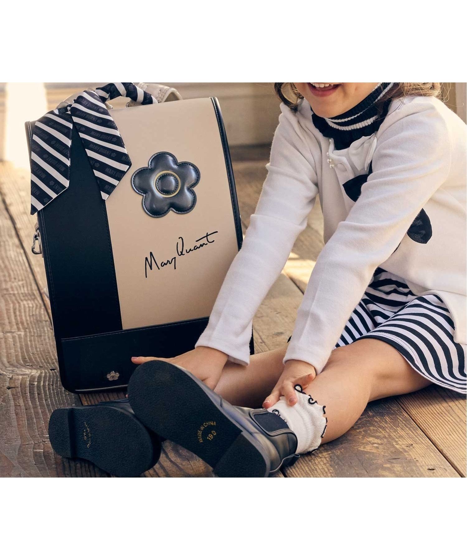 【シフォン/SHIFFON / KIDS】のMARY QUANT(マリークヮント)デイジーストライプランドセル【即納】 インテリア・キッズ・メンズ・レディースファッション・服の通販 founy(ファニー) 　ファッション　Fashion　キッズファッション　Fashion for Kids　クッション　Cushion, Throw Pillow　クール　Cool, Chic　抗菌　Antibacterial, Bacteria-Resistant　スカーフ　Scarf, Neckwear　ストライプ　Stripe, Striped Pattern　ダメージ　Distressed, Destroyed　フィット　Fit, Slim Fit　フラット　Flat, Flat Shoes　プリント　Print, Printed Pattern　プレート　Plate, Dish　ポケット　Pocket, Pocket Detail　ミニスカート　Mini Skirt, Short Skirt　モダン　Modern, Contemporary　ラウンド　Round, Round Neck　BLACK|ID: prp329100004724142 ipo3291000000034196877