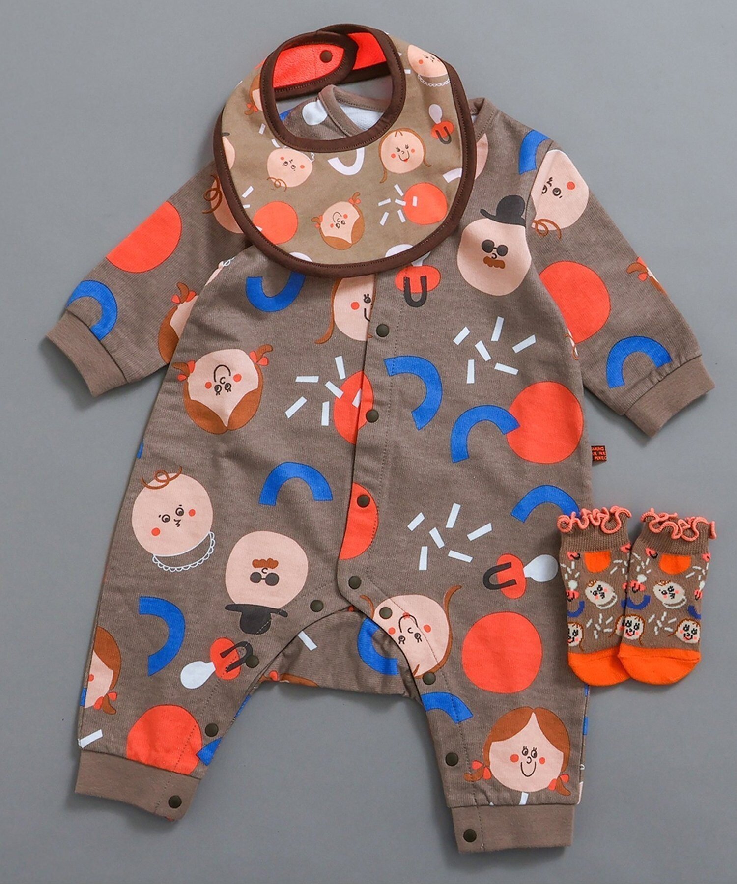 【エフオー オンラインストア/F.O.Online Store / KIDS】の総柄ロンパス マイファーストブリーズ インテリア・キッズ・メンズ・レディースファッション・服の通販 founy(ファニー) 　ファッション　Fashion　キッズファッション　Fashion for Kids　おすすめ　Recommended / Our Picks　ギフト プレゼント　Gift / Present　ロンパース　Romper, Jumpsuit　人気　Popular, Best Seller　ブラウン|ID: prp329100004724214 ipo3291000000034140457