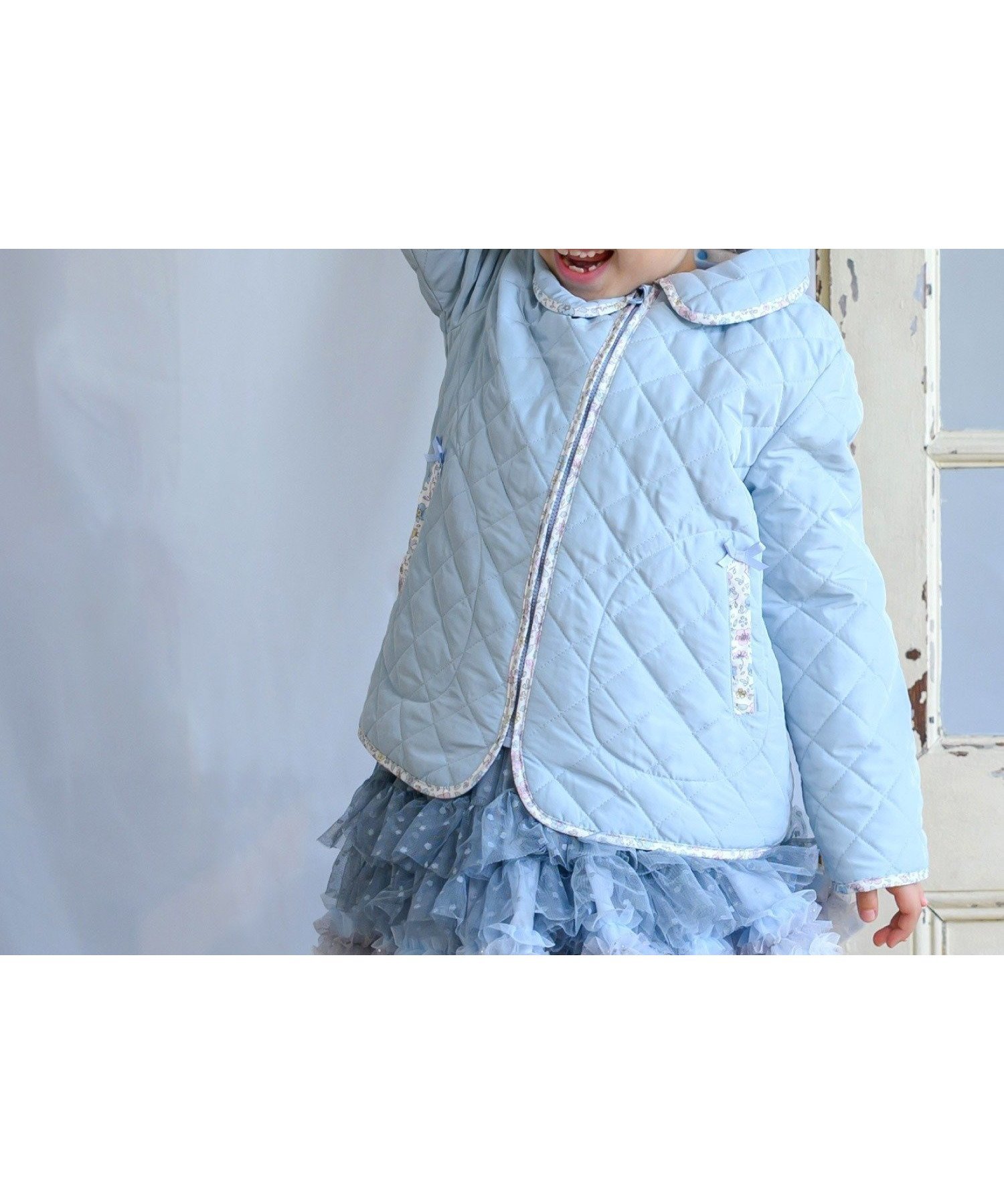 【パンパンテュテュ/panpantutu / KIDS】の2wayフラワーキルトショートコート インテリア・キッズ・メンズ・レディースファッション・服の通販 founy(ファニー) 　ファッション　Fashion　キッズファッション　Fashion for Kids　アウター　Coat Outerwear /Kids　ガーリー　Girly, Feminine Style　キルト　Quilt, Quilted Fabric　ショート　Short, Short Length　ジャケット　Jacket, Outerwear　スリット　Slit, Slit Detail　パイピング　Piping, Trim Design　フラワー　Flower, Floral　ポケット　Pocket, Pocket Detail　エレガント 上品　Elegant　A/W・秋冬　Autumn/Winter　軽量　Lightweight, Ultra Light　エンジェルブルー|ID: prp329100004724349 ipo3291000000034140990