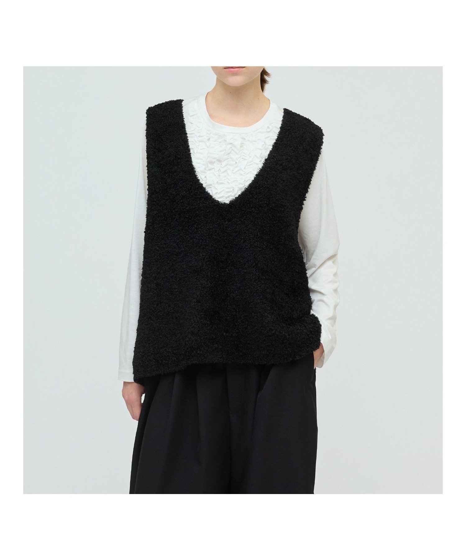 【マーコート/MARcourt】のmizuiro ind へアリーVネックベスト インテリア・キッズ・メンズ・レディースファッション・服の通販 founy(ファニー) 　ファッション　Fashion　レディースファッション　Fashion for Women　アウター　Coat / Outerwear Collection　トップス・カットソー　Cut & Sew Tops　ベスト&ジレ / 重ね着スタイル　Vests & Gilets　Vネックトップス　V-Neck Tops / V-Cut Neckline Shirts　インナー　Innerwear　ノースリーブ　Sleeveless, No-Sleeve　ベスト　Vest, Waistcoat　ポケット　Pocket, Pocket Detail　モコモコ　Fuzzy, Fluffy　人気　Popular, Best Seller　秋　Autumn　ブラック|ID: prp329100004724444 ipo3291000000034516264