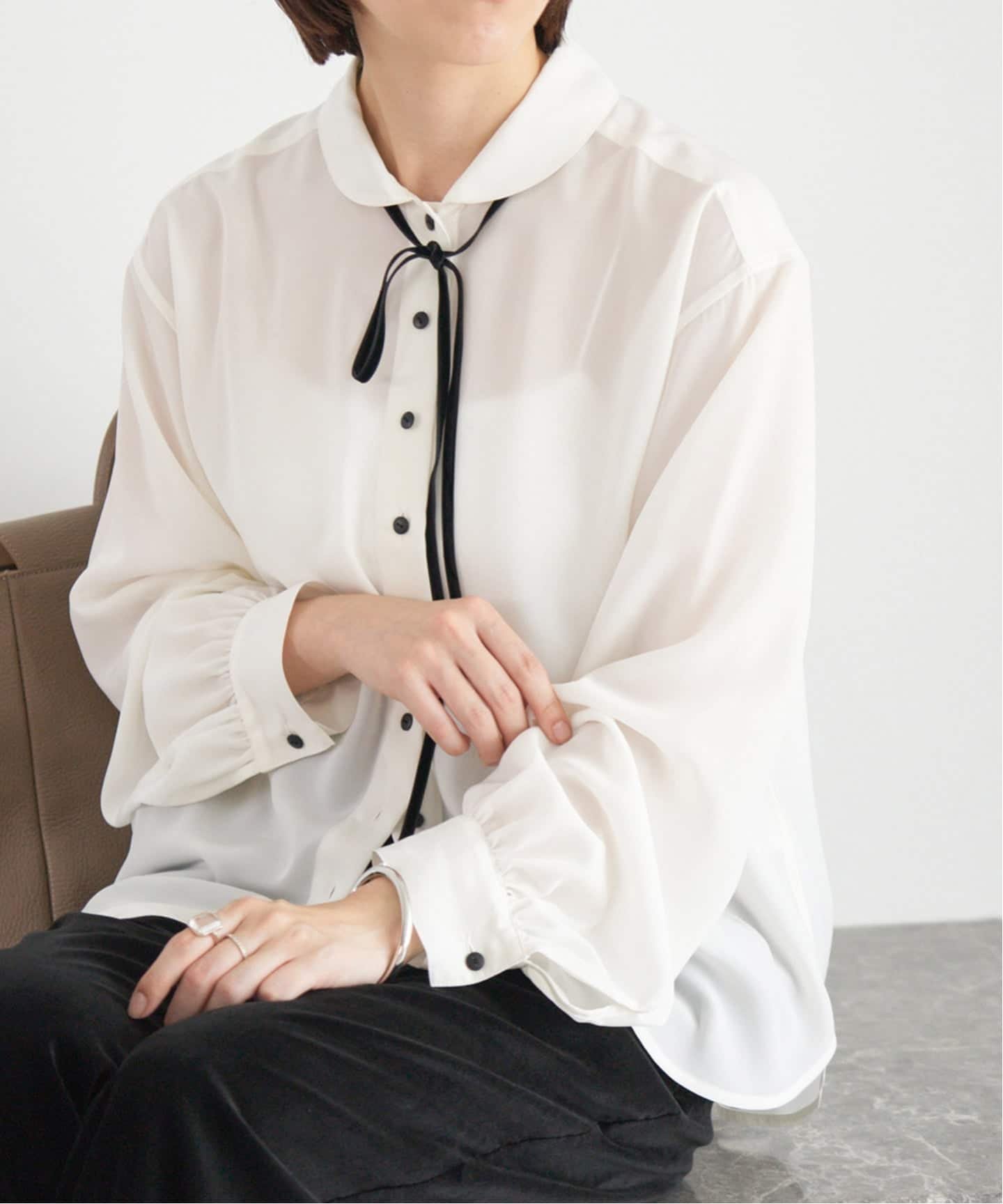 【イエナ/IENA】のミニラウンドカラーブラウス インテリア・キッズ・メンズ・レディースファッション・服の通販 founy(ファニー)  ファッション Fashion レディースファッション Fashion for Women トップス・カットソー Cut & Sew Tops シャツ・ブラウス・オフィスカジュアル Elegant Blouses & Button-Ups 2025年 2025 2025-2026秋冬・A/W Autumn/Winter 2025–26 AW25–26 とろみ Fluid, Flowy Fabric インナー Innerwear コンパクト Compact, Small Size ショート Short, Short Length ドット Polka Dot, Dot Pattern バランス Balance, Style Balance ベロア Velour, Soft Velvet ラウンド Round, Round Neck リボン Ribbon, Bow 無地 Plain, Solid Color ホワイト|ID: prp329100004724817 ipo3291000000034304787
