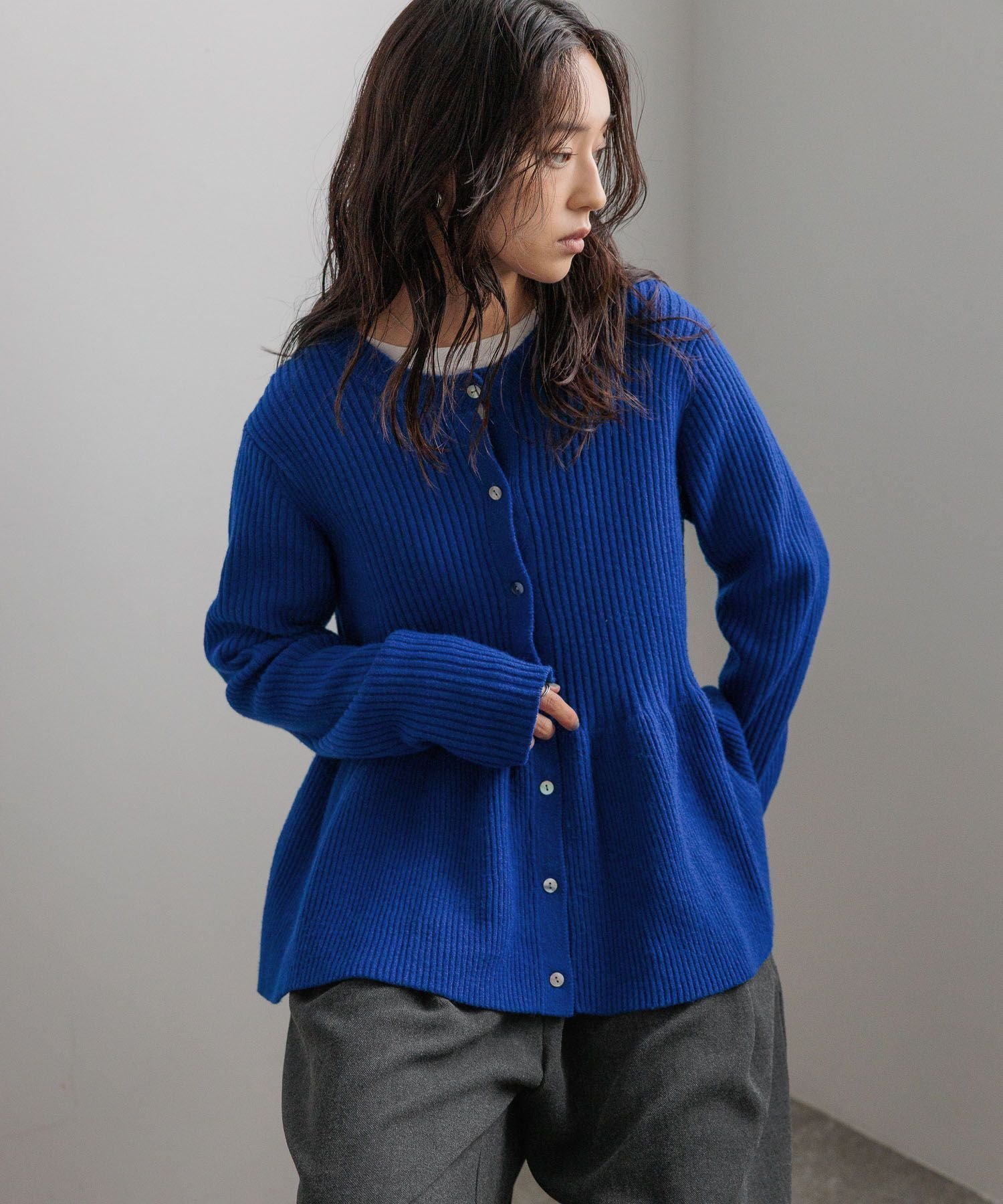 【ローリーズファーム/LOWRYS FARM】のペプラムニットカーディガンLS インテリア・キッズ・メンズ・レディースファッション・服の通販 founy(ファニー) 　ファッション　Fashion　レディースファッション　Fashion for Women　トップス・カットソー　Cut & Sew Tops　ニット　Knit Tops & Sweaters　カーディガン・羽織り　Layered Style Cardigans　カーディガン　Cardigan, Knitwear　デニム　Denim, Jeans Material　フレア　Flare, Flared　ペプラム　Peplum, Flared Hem　エレガント 上品　Elegant　ブルー85|ID: prp329100004726065 ipo3291000000034503194