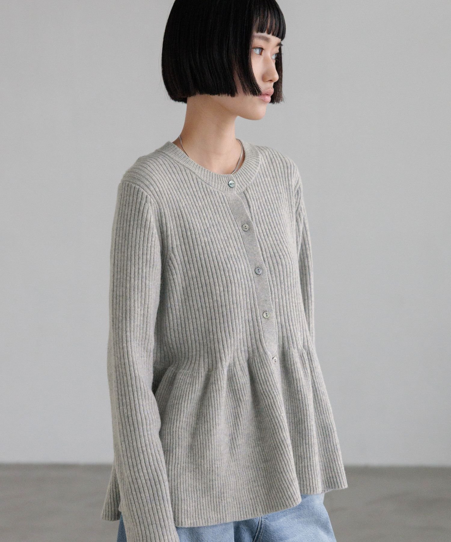 【ローリーズファーム/LOWRYS FARM】のペプラムニットカーディガンLS インテリア・キッズ・メンズ・レディースファッション・服の通販 founy(ファニー) 　ファッション　Fashion　レディースファッション　Fashion for Women　トップス・カットソー　Cut & Sew Tops　ニット　Knit Tops & Sweaters　カーディガン・羽織り　Layered Style Cardigans　カーディガン　Cardigan, Knitwear　デニム　Denim, Jeans Material　フレア　Flare, Flared　ペプラム　Peplum, Flared Hem　エレガント 上品　Elegant　グレー12|ID: prp329100004726065 ipo3291000000034882107