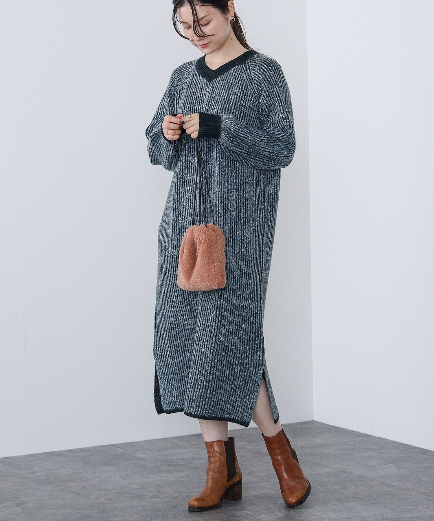 【ビームス ウイメン/BEAMS】のバイカラー ニットワンピース インテリア・キッズ・メンズ・レディースファッション・服の通販 founy(ファニー) 　ファッション　Fashion　レディースファッション　Fashion for Women　ワンピース　Dresses　ニットワンピース　Knit Dresses　おすすめ　Recommended / Our Picks　シューズ　Shoes, Footwear　ストライプ　Stripe, Striped Pattern　スニーカー　Sneakers, Trainers　スリット　Slit, Slit Detail　トレンド　Trend, Trending Now　GREEN|ID: prp329100004726185 ipo3291000000034238366