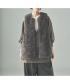 【カレンソロジー/Curensology】のリバーキルトファーベスト 人気、トレンドファッション・服の通販 founy(ファニー) ファッション Fashion レディースファッション Fashion for Women アウター Coat / Outerwear Collection トップス・カットソー Cut & Sew Tops ベスト&ジレ / 重ね着スタイル Vests & Gilets イタリア Italy エレガント 上品 Elegant 秋 Autumn キルト Quilt, Quilted Fabric サテン Satin, Glossy Fabric シンプル Simple, Minimal タフタ Taffeta, Structured Fabric バランス Balance, Style Balance フェイクファー Faux Fur, Imitation Fur ベスト Vest, Waistcoat thumbnail グレー|ID: prp329100004726747 ipo3291000000034150683
