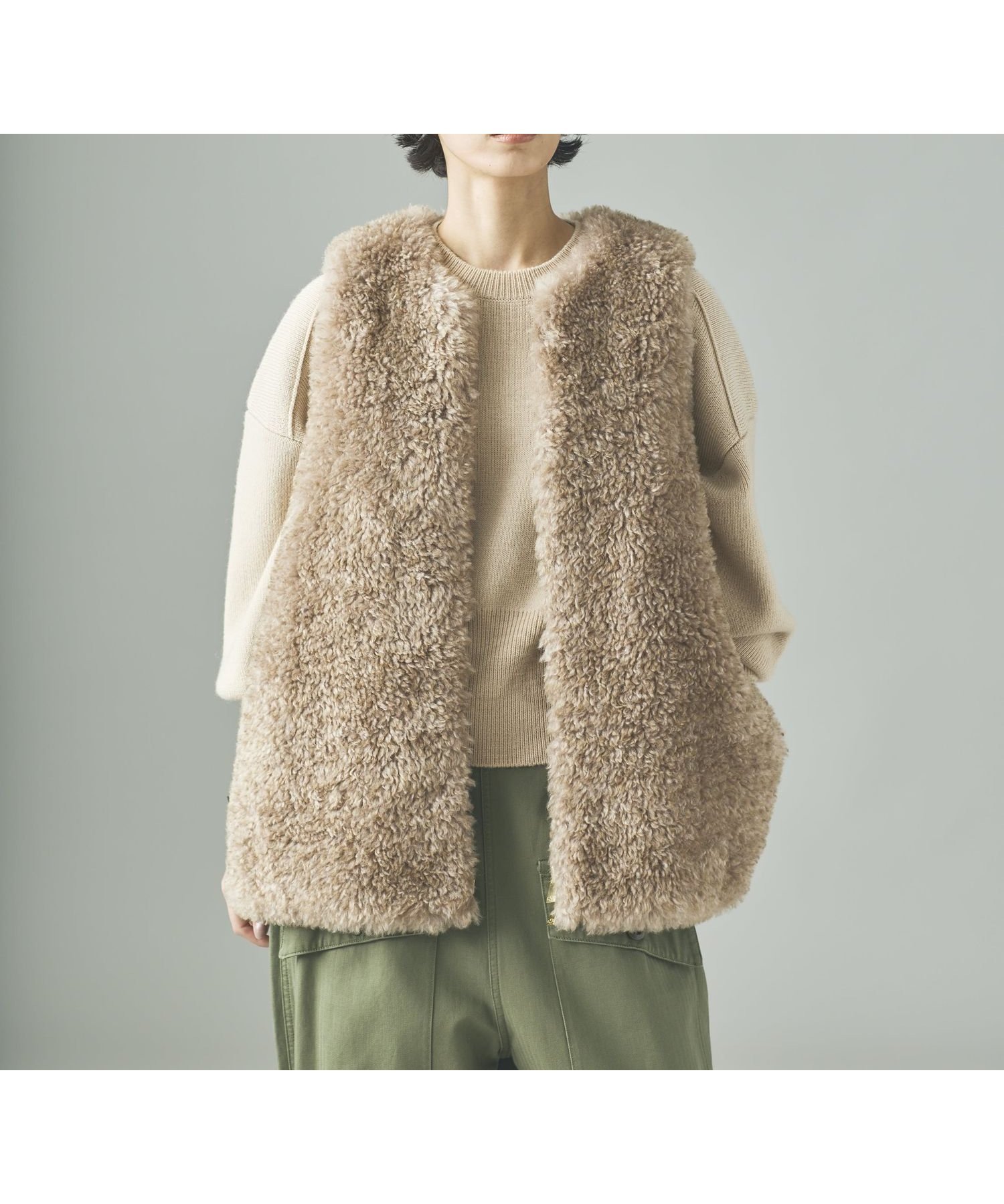 【カレンソロジー/Curensology】のリバーキルトファーベスト インテリア・キッズ・メンズ・レディースファッション・服の通販 founy(ファニー) 　ファッション　Fashion　レディースファッション　Fashion for Women　アウター　Coat / Outerwear Collection　トップス・カットソー　Cut & Sew Tops　ベスト&ジレ / 重ね着スタイル　Vests & Gilets　イタリア　Italy　エレガント 上品　Elegant　秋　Autumn　キルト　Quilt, Quilted Fabric　サテン　Satin, Glossy Fabric　シンプル　Simple, Minimal　タフタ　Taffeta, Structured Fabric　バランス　Balance, Style Balance　フェイクファー　Faux Fur, Imitation Fur　ベスト　Vest, Waistcoat　ベージュ|ID: prp329100004726747 ipo3291000000034150684