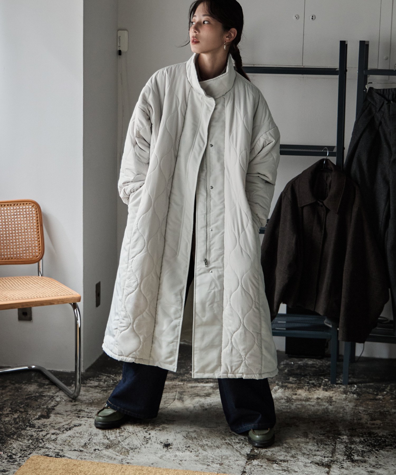 【ビーフラット/bflat】のキルト切替スタンドロングコート インテリア・キッズ・メンズ・レディースファッション・服の通販 founy(ファニー) 　ファッション　Fashion　レディースファッション　Fashion for Women　アウター　Coat / Outerwear Collection　コート・ロングコート・ピーコート　Long Coats, Peacoats & More　インナー　Innerwear　キルティング　Quilted, Quilting　キルト　Quilt, Quilted Fabric　切替　Switching, Contrast Panel　ショルダー　Shoulder, Shoulder Strap　トレンド　Trend, Trending Now　ドロップ　Drop Shoulder, Dropped Style　ハイネック　High Neck, Mock Neck　ポケット　Pocket, Pocket Detail　ロング　Long, Long-Length　アイボリー|ID: prp329100004727109 ipo3291000000034466089