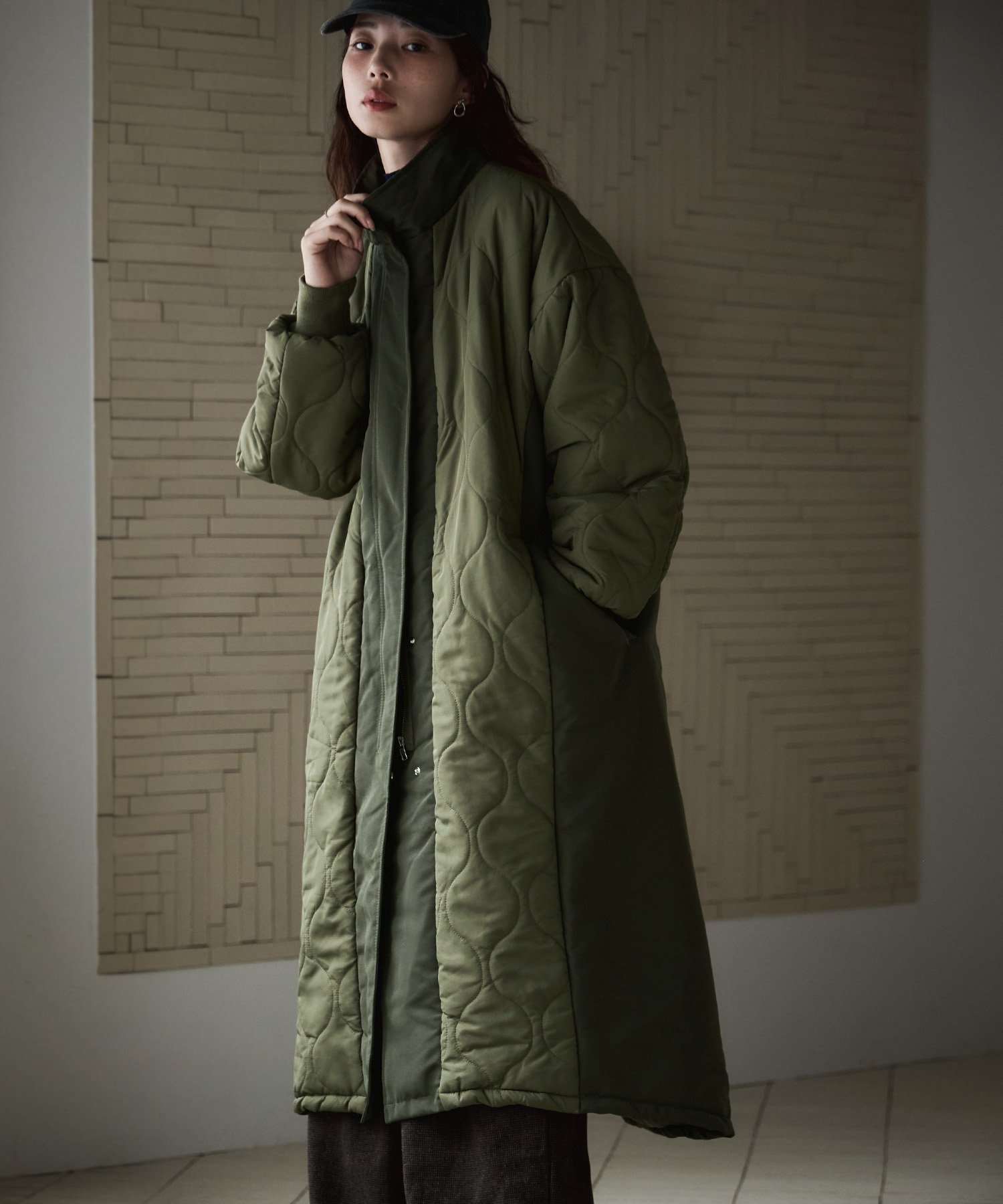 【ビーフラット/bflat】のキルト切替スタンドロングコート インテリア・キッズ・メンズ・レディースファッション・服の通販 founy(ファニー) 　ファッション　Fashion　レディースファッション　Fashion for Women　アウター　Coat / Outerwear Collection　コート・ロングコート・ピーコート　Long Coats, Peacoats & More　インナー　Innerwear　キルティング　Quilted, Quilting　キルト　Quilt, Quilted Fabric　切替　Switching, Contrast Panel　ショルダー　Shoulder, Shoulder Strap　トレンド　Trend, Trending Now　ドロップ　Drop Shoulder, Dropped Style　ハイネック　High Neck, Mock Neck　ポケット　Pocket, Pocket Detail　ロング　Long, Long-Length　カーキ|ID: prp329100004727109 ipo3291000000034466090