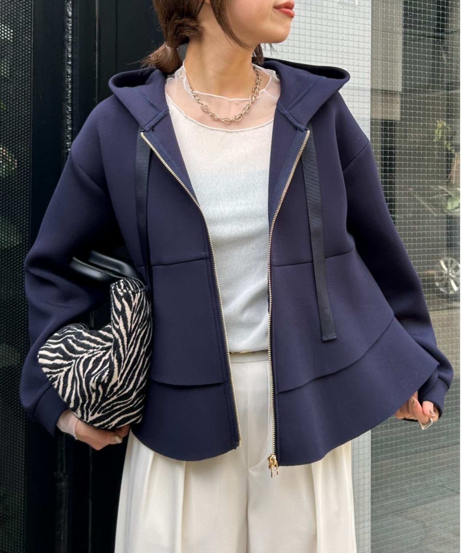 【ジェナ エスパス メルヴェイユ/Jena espace merveilleux】のフリル切替パーカー 人気、トレンドファッション・服の通販 founy(ファニー) 　ファッション　Fashion　レディースファッション　Fashion for Women　トップス・カットソー　Cut & Sew Tops　レディースパーカー・カジュアルフーディー　Casual Hoodies & Sweatshirts　インナー　Innerwear　春　Spring　秋　Autumn　切替　Switching, Contrast Panel　サテン　Satin, Glossy Fabric　ショルダー　Shoulder, Shoulder Strap　スマート　Smart, Elegant　スリム　Slim, Slim Fit　ドロップ　Drop Shoulder, Dropped Style　パーカー　Hoodie, Parka　フェミニン　Feminine, Girly　フリル　Frill, Ruffle　リボン　Ribbon, Bow　リラックス　Relax, Relaxed Fit　冬　Winter / This Winter　再入荷　Restock / Back in Stock　おすすめ　Recommended / Our Picks　 other-1|ID: prp329100004727110 ipo3291000000034193254