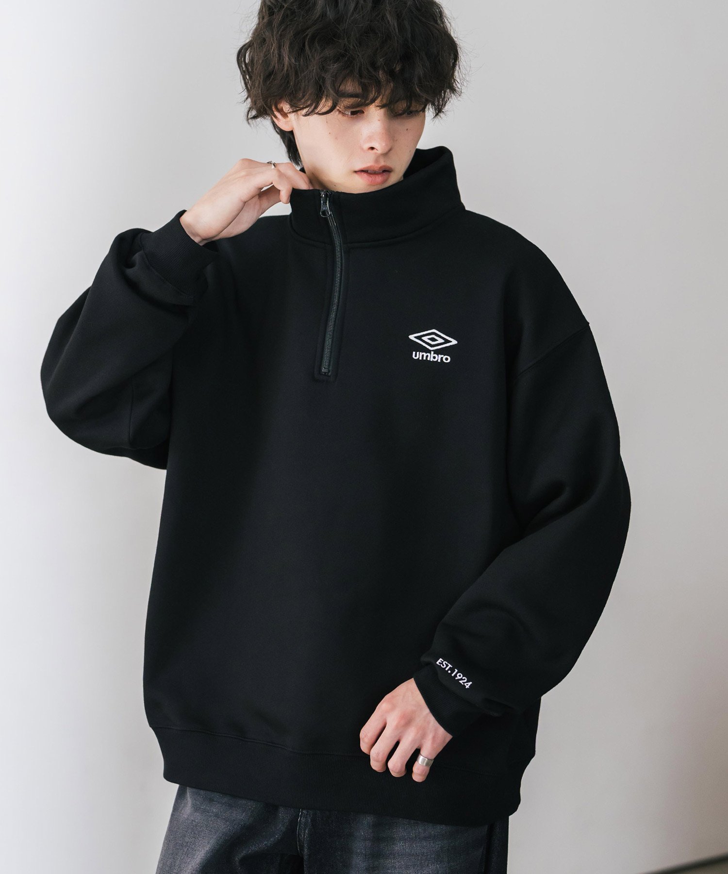 【ロッキーモンロー/Rocky Monroe】のUMBRO 別注コラボ オーバーサイズ裏起毛ロゴ刺繍ハーフジップスウェット インテリア・キッズ・メンズ・レディースファッション・服の通販 founy(ファニー) ファッション Fashion レディースファッション Fashion for Women トップス・カットソー Cut & Sew Tops レディースパーカー・カジュアルフーディー Casual Hoodies & Sweatshirts スウェット・クルーネックトップス Sweatshirts & Crewnecks / Relaxed Fit Sweat Tops インナー Innerwear コラボ Collaboration, Collab 切替 Switching, Contrast Panel シンプル Simple, Minimal スウェット / スエット Sweatshirt, Sweatwear スポーツ Sports, Activewear トレンド Trend, Trending Now バランス Balance, Style Balance 別注 Limited Edition, Custom Order メンズ Men's, Menswear リラックス Relax, Relaxed Fit ワイド Wide, Wide Fit ワンポイント One Point, Statement Accent 再入荷 Restock / Back in Stock おすすめ Recommended / Our Picks エレガント 上品 Elegant ブラック|ID: prp329100004727949 ipo3291000000034870776