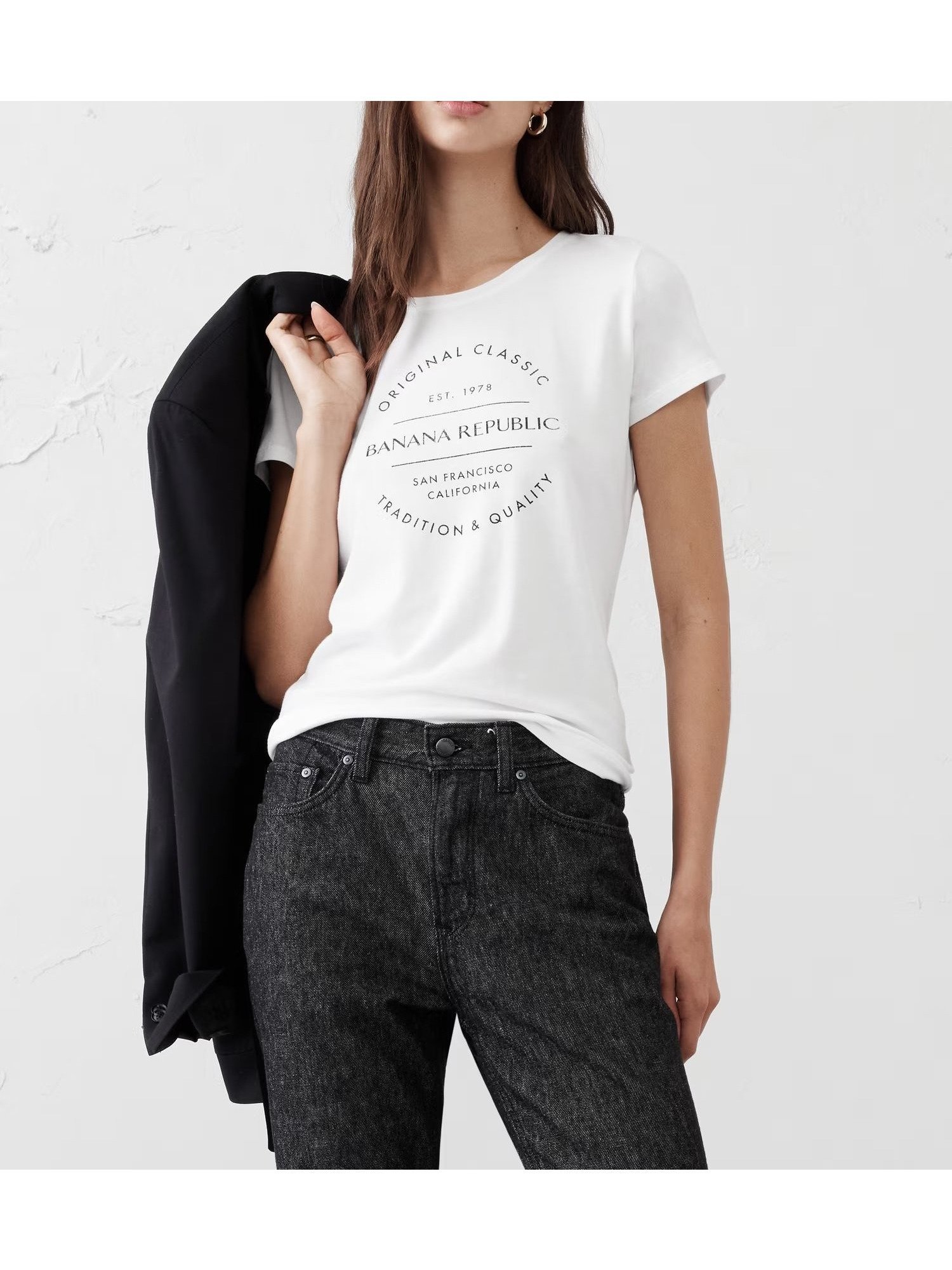 【バナナリパブリック ファクトリーストア/BANANA REPUBLIC FACTORY STORE】のBANANA REPUBLIC FACTORY STORE クラシック ロゴTシャツ インテリア・キッズ・メンズ・レディースファッション・服の通販 founy(ファニー) ファッション Fashion レディースファッション Fashion for Women トップス・カットソー Cut & Sew Tops シャツ・ブラウス・オフィスカジュアル Elegant Blouses & Button-Ups ロングTシャツ・Tシャツ Longline T-Shirts & Tees カーディガン Cardigan, Knitwear クラシック Classic, Timeless Style ショート Short, Short Length ジャケット Jacket, Outerwear スリーブ Sleeve, Long Sleeve / Short Sleeve フロント Front, Front Design WHITE|ID: prp329100004727987 ipo3291000000034478038