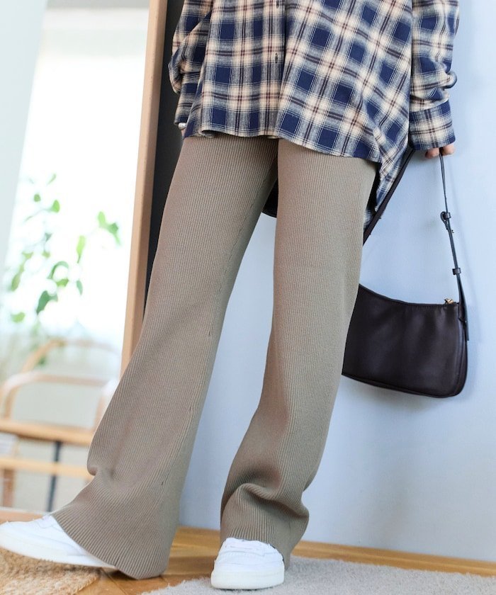 【フリークスストア/FREAK'S STORE】のリブ フレア ニットパンツ【限定展開】 25AW インテリア・キッズ・メンズ・レディースファッション・服の通販 founy(ファニー) 　ファッション　Fashion　レディースファッション　Fashion for Women　パンツ　Pants & Trousers　シューズ　Shoes, Footwear　ジャケット　Jacket, Outerwear　スウェット / スエット　Sweatshirt, Sweatwear　ストレッチ　Stretch, Stretchy Fabric　定番　Standard, Basic Item　人気　Popular, Best Seller　バランス　Balance, Style Balance　フラット　Flat, Flat Shoes　フレア　Flare, Flared　ボトム　Bottoms, Lower Wear　リラックス　Relax, Relaxed Fit　A/W・秋冬　Autumn/Winter　冬　Winter / This Winter　プチプライス・低価格　Affordable / Budget Price　おすすめ　Recommended / Our Picks　2025年　2025　2025-2026秋冬・A/W　Autumn/Winter 2025–26 AW25–26　ベージュ|ID: prp329100004728387 ipo3291000000034426364