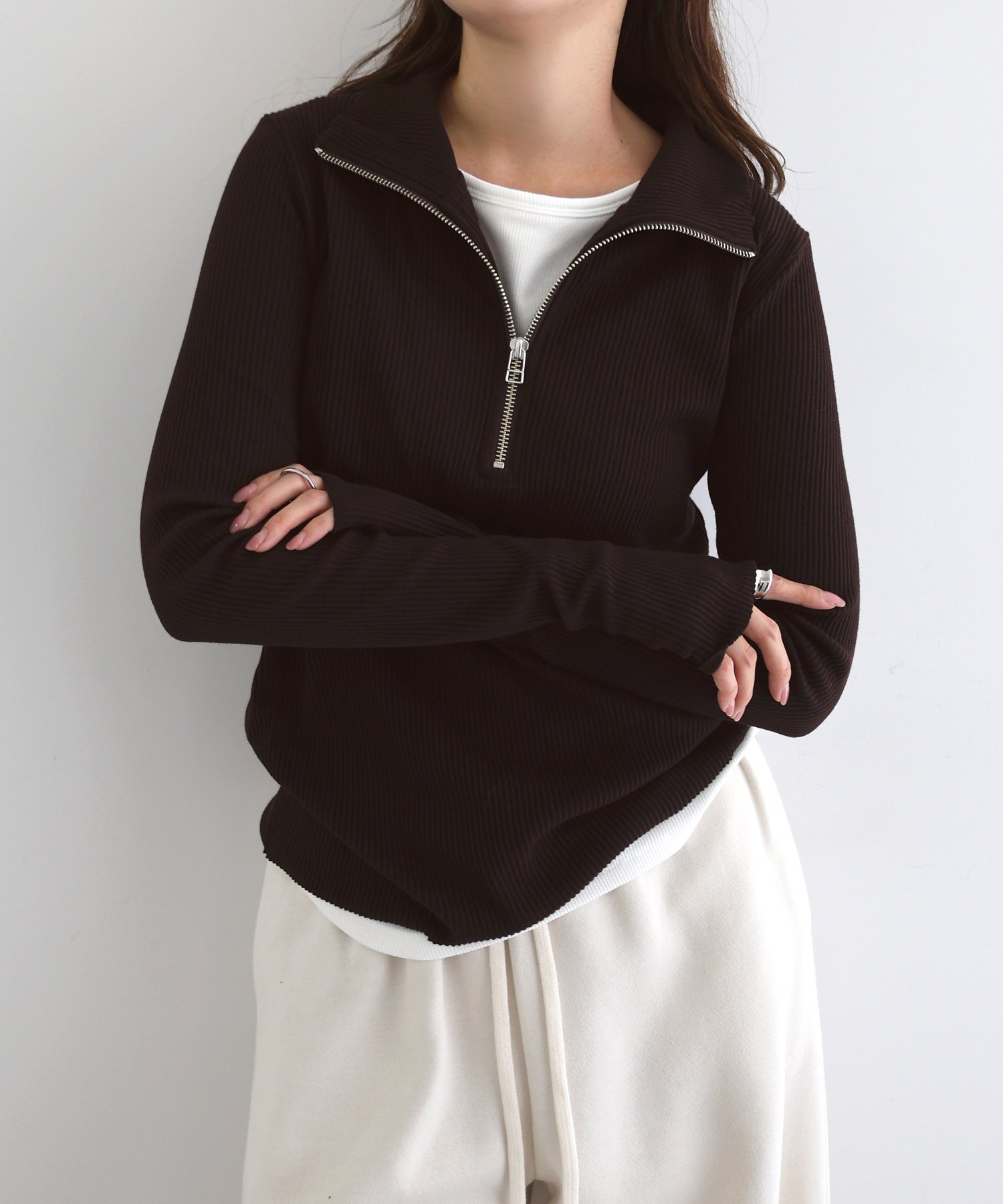 【アンドミー/andme】のセルフカットリブ サムホール ハーフジップ 長袖 トップス インテリア・キッズ・メンズ・レディースファッション・服の通販 founy(ファニー) 　ファッション　Fashion　レディースファッション　Fashion for Women　トップス・カットソー　Cut & Sew Tops　カーディガン　Cardigan, Knitwear　スリット　Slit, Slit Detail　トレンド　Trend, Trending Now　長袖　Long Sleeve, Full Sleeve　ハイネック　High Neck, Mock Neck　フィット　Fit, Slim Fit　マーメイド　Mermaid, Fishtail Silhouette　レギンス　Leggings, Stretch Pants　おすすめ　Recommended / Our Picks　ダークブラウン|ID: prp329100004728411 ipo3291000000034512271