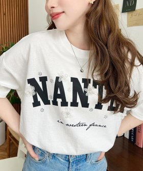 【モーメントプラス/moment+ / MEN】のビジュー フラワーモチーフ付きカレッジロゴプリントTシャツ 人気、トレンドファッション・服の通販 founy(ファニー) ファッション Fashion メンズファッション Fashion for Men イエロー Yellow インナー Innerwear 春 Spring ショート Short, Short Length シンプル Simple, Minimal スラックス Slacks, Dress Pants デニム Denim, Jeans Material トレンド Trend, Trending Now 定番 Standard, Basic Item ビジュー Bijou, Jewel-like Accent ビスチェ Bustier, Corset Top フラワー Flower, Floral プリント Print, Printed Pattern ベーシック Basic, Essential モチーフ Motif, Design Theme S/S・春夏 SS, Spring/Summer, Warm Season 再入荷 Restock / Back in Stock プチプライス・低価格 Affordable / Budget Price おすすめ Recommended / Our Picks 夏 Summer 2025年 2025 2025春夏・S/S Spring/Summer 2025 SS25 |ID:prp329100004728621