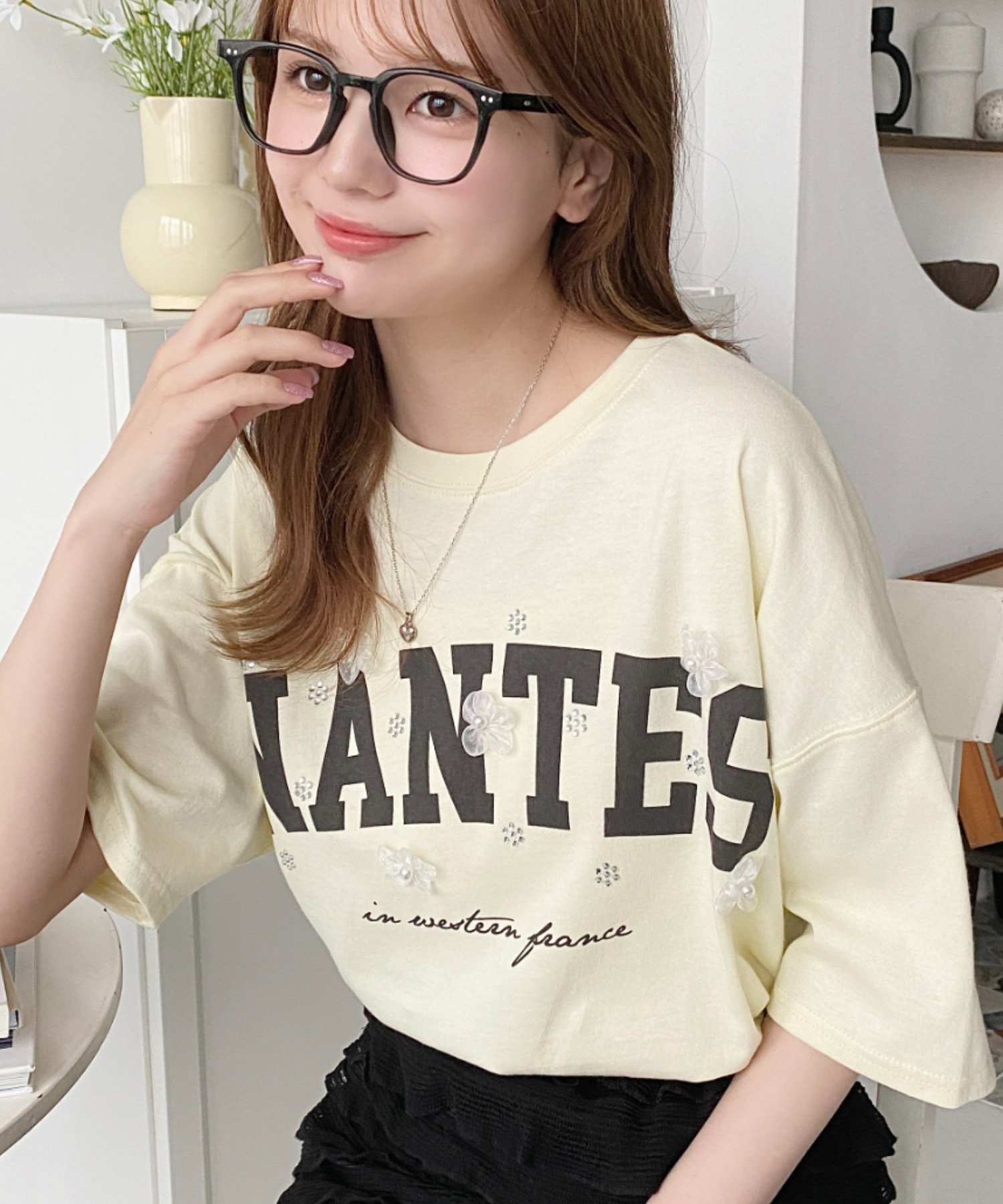 【モーメントプラス/moment+ / MEN】のビジュー フラワーモチーフ付きカレッジロゴプリントTシャツ インテリア・キッズ・メンズ・レディースファッション・服の通販 founy(ファニー) 　ファッション　Fashion　メンズファッション　Fashion for Men　イエロー　Yellow　インナー　Innerwear　春　Spring　ショート　Short, Short Length　シンプル　Simple, Minimal　スラックス　Slacks, Dress Pants　デニム　Denim, Jeans Material　トレンド　Trend, Trending Now　定番　Standard, Basic Item　ビジュー　Bijou, Jewel-like Accent　ビスチェ　Bustier, Corset Top　フラワー　Flower, Floral　プリント　Print, Printed Pattern　ベーシック　Basic, Essential　モチーフ　Motif, Design Theme　S/S・春夏　SS, Spring/Summer, Warm Season　再入荷　Restock / Back in Stock　プチプライス・低価格　Affordable / Budget Price　おすすめ　Recommended / Our Picks　夏　Summer　2025年　2025　2025春夏・S/S　Spring/Summer 2025 SS25　イエロー|ID: prp329100004728621 ipo3291000000034300552